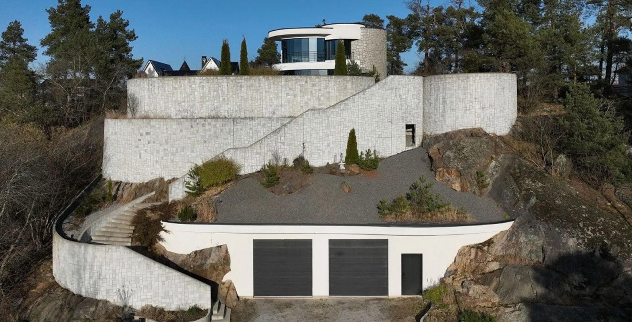 De buitenzijde van de moderne villa in Zweden