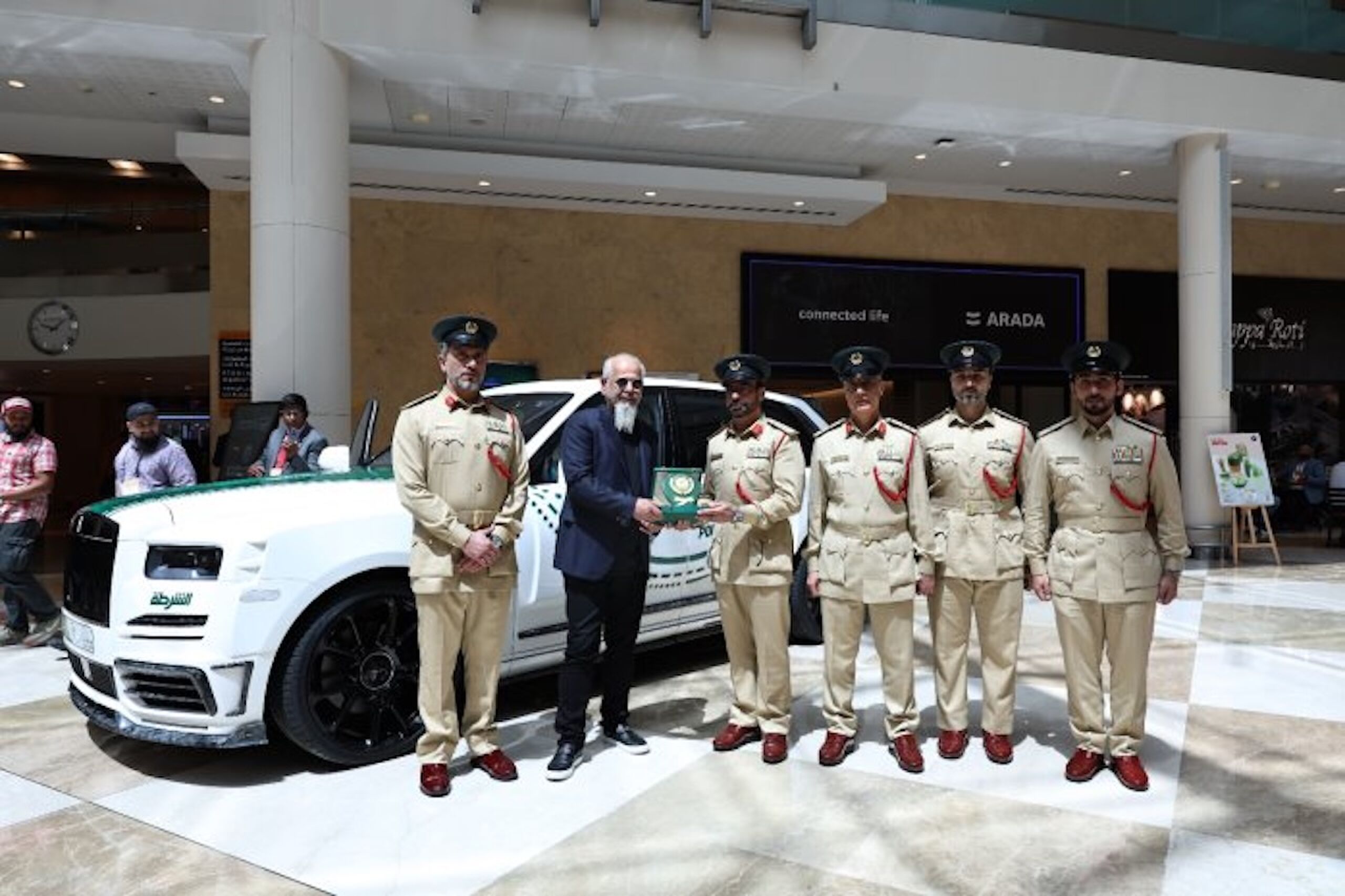 Het politiekorps van Dubai poseert voor de nieuwe Rolls-Royce Cullinan
