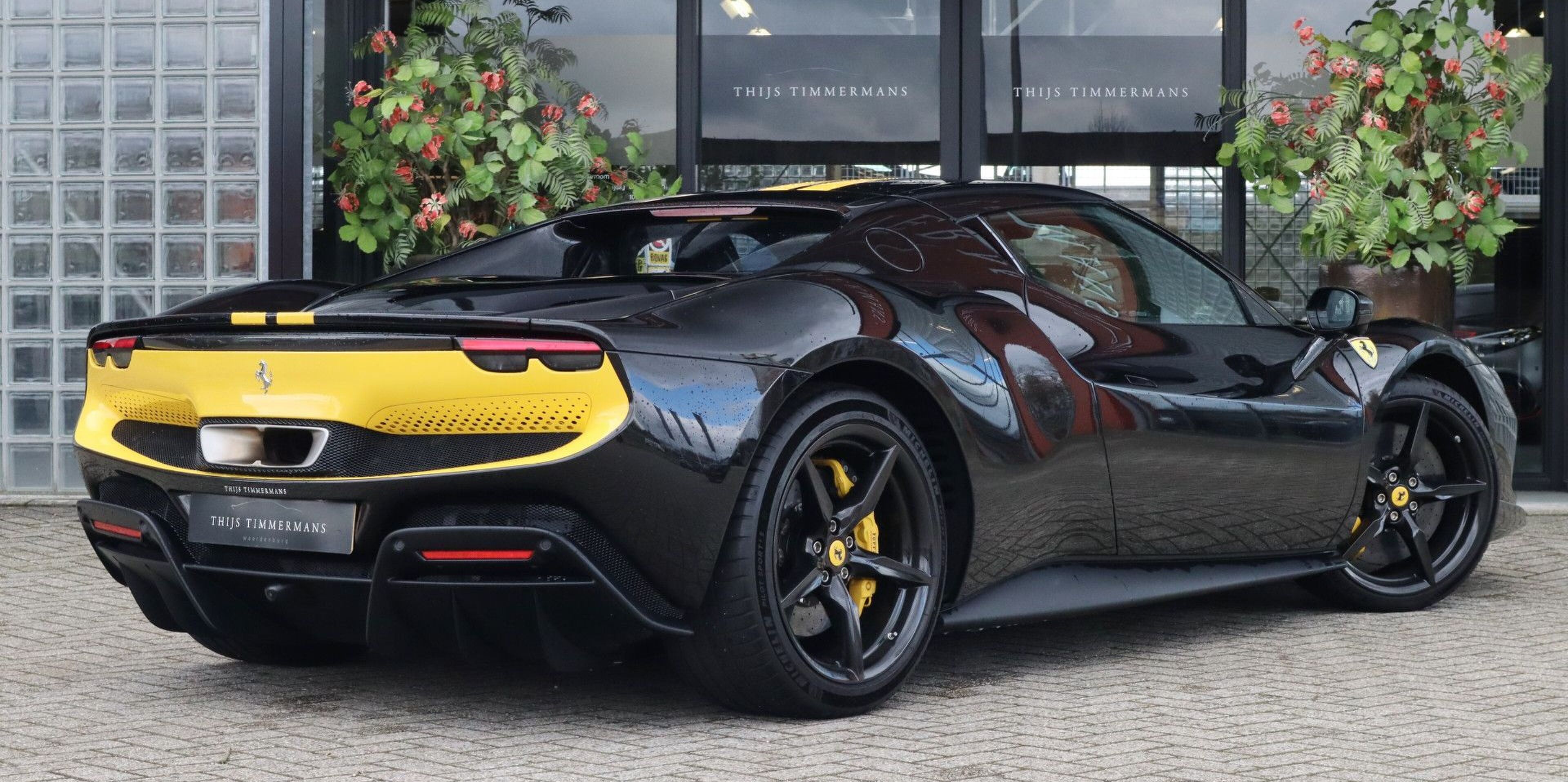 De achterkant van de geelzwarte Ferrari 296 GTB in Waardenburg