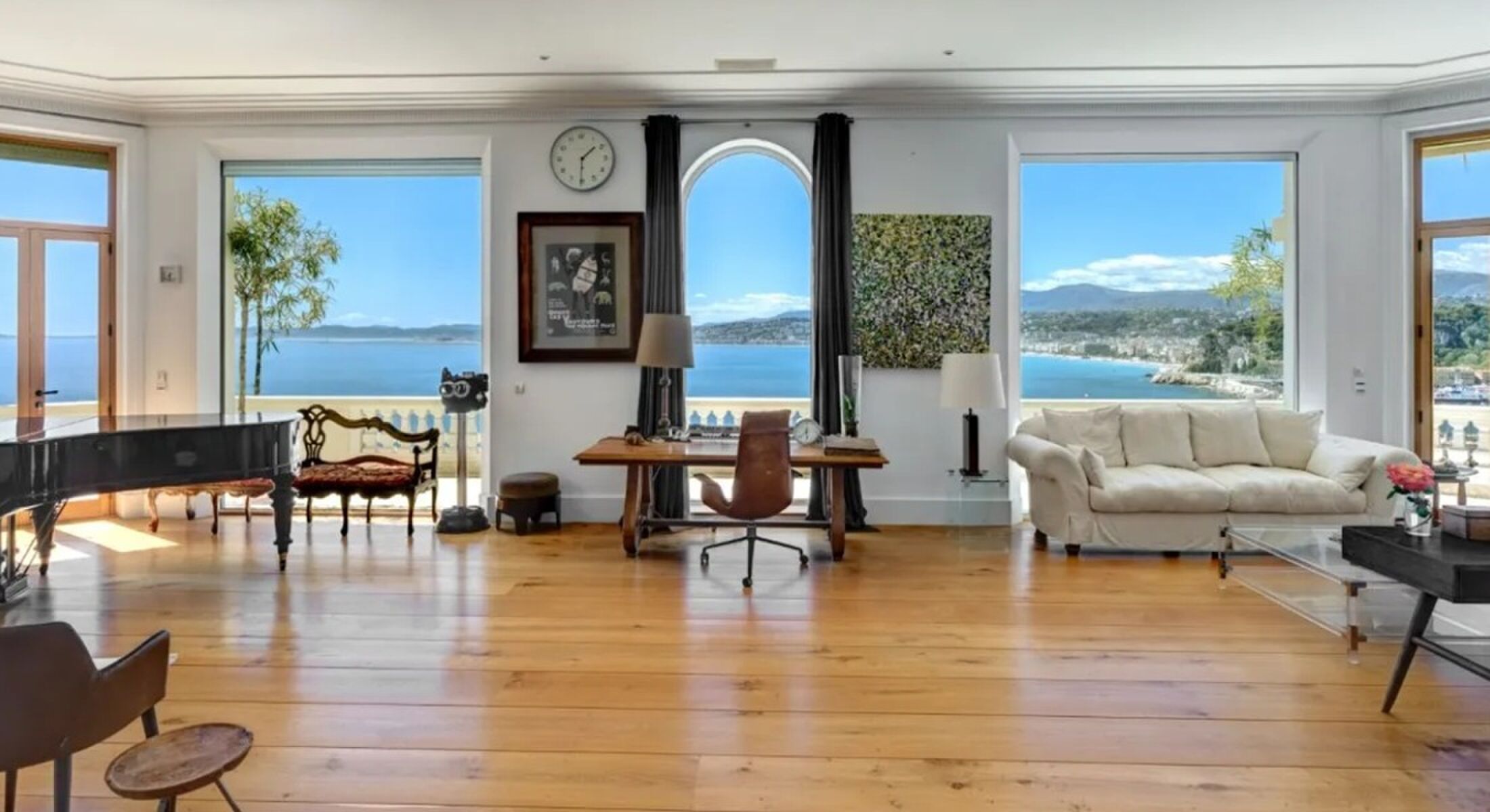De woonkamer van de voormalige villa van Sean Connery
