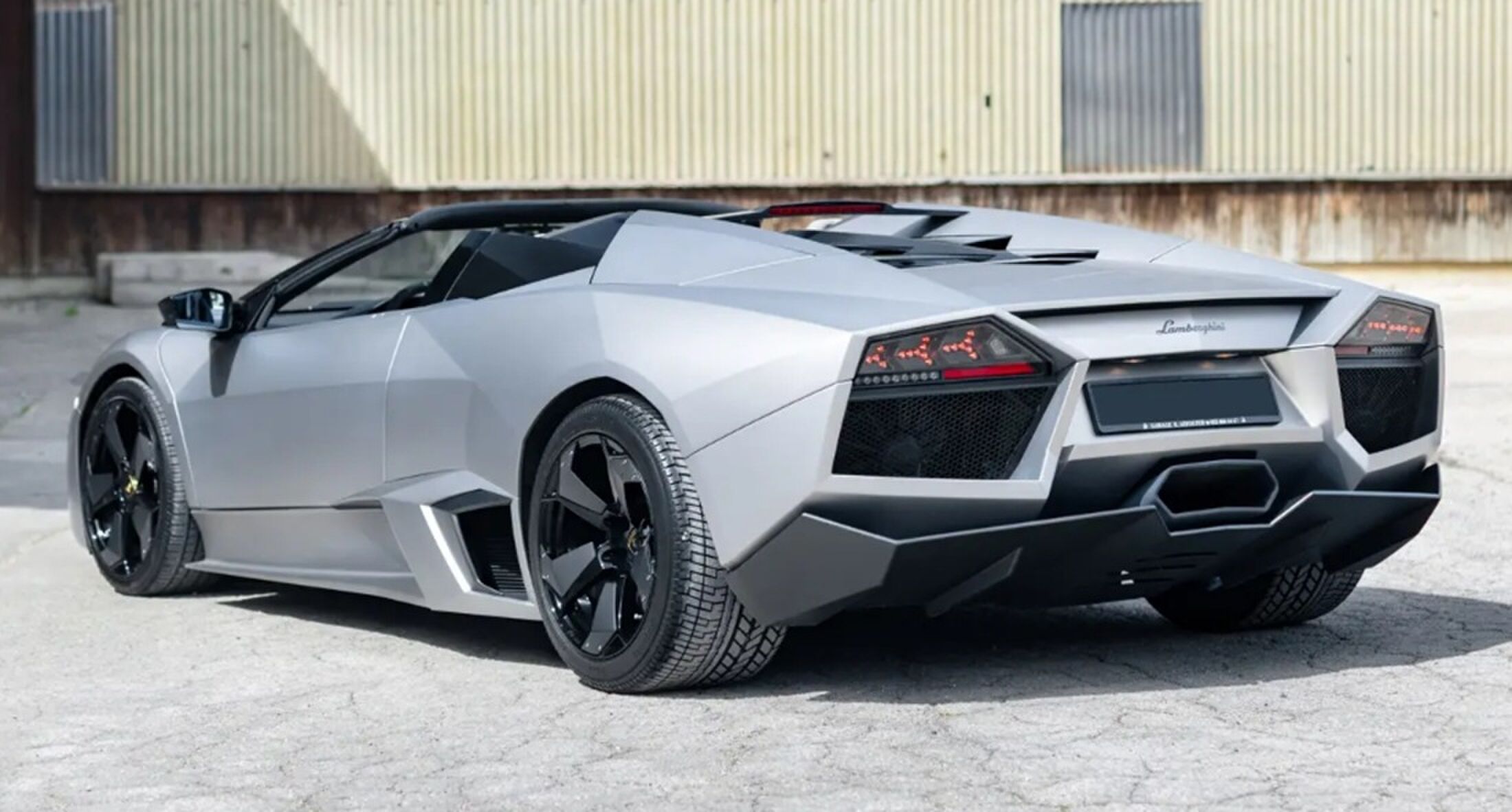 De achterzijde van de Lamborghini Reventón Roadster