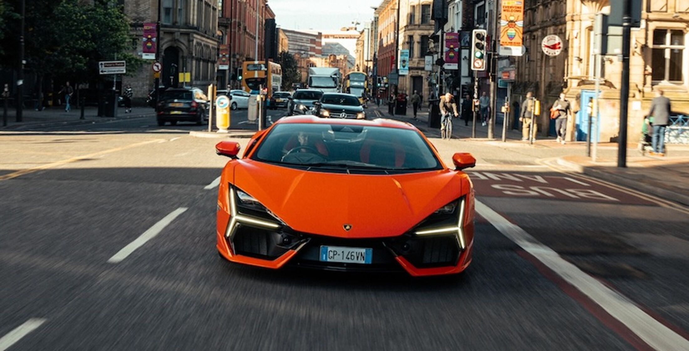 Rúben Dias rijdt rond in zijn nieuwe feloranje Lamborghini Revuelto