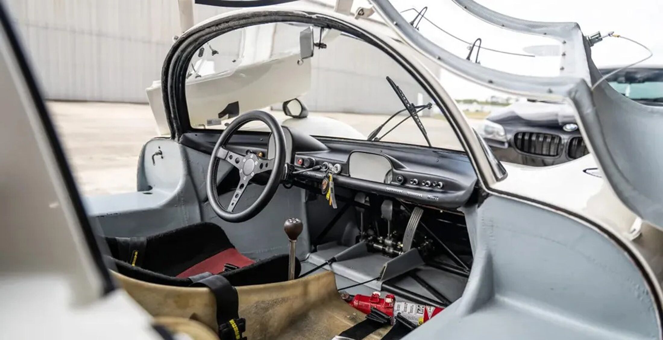 Het interieur van de Porsche 910 die verkocht wordt op een veiling