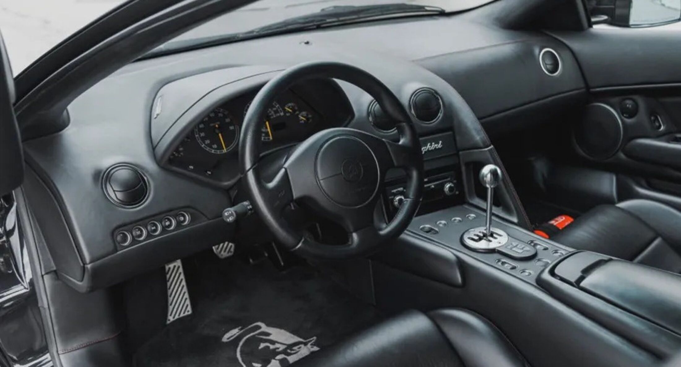Eén van de laatste Lamborghini's met een V12 en handbak