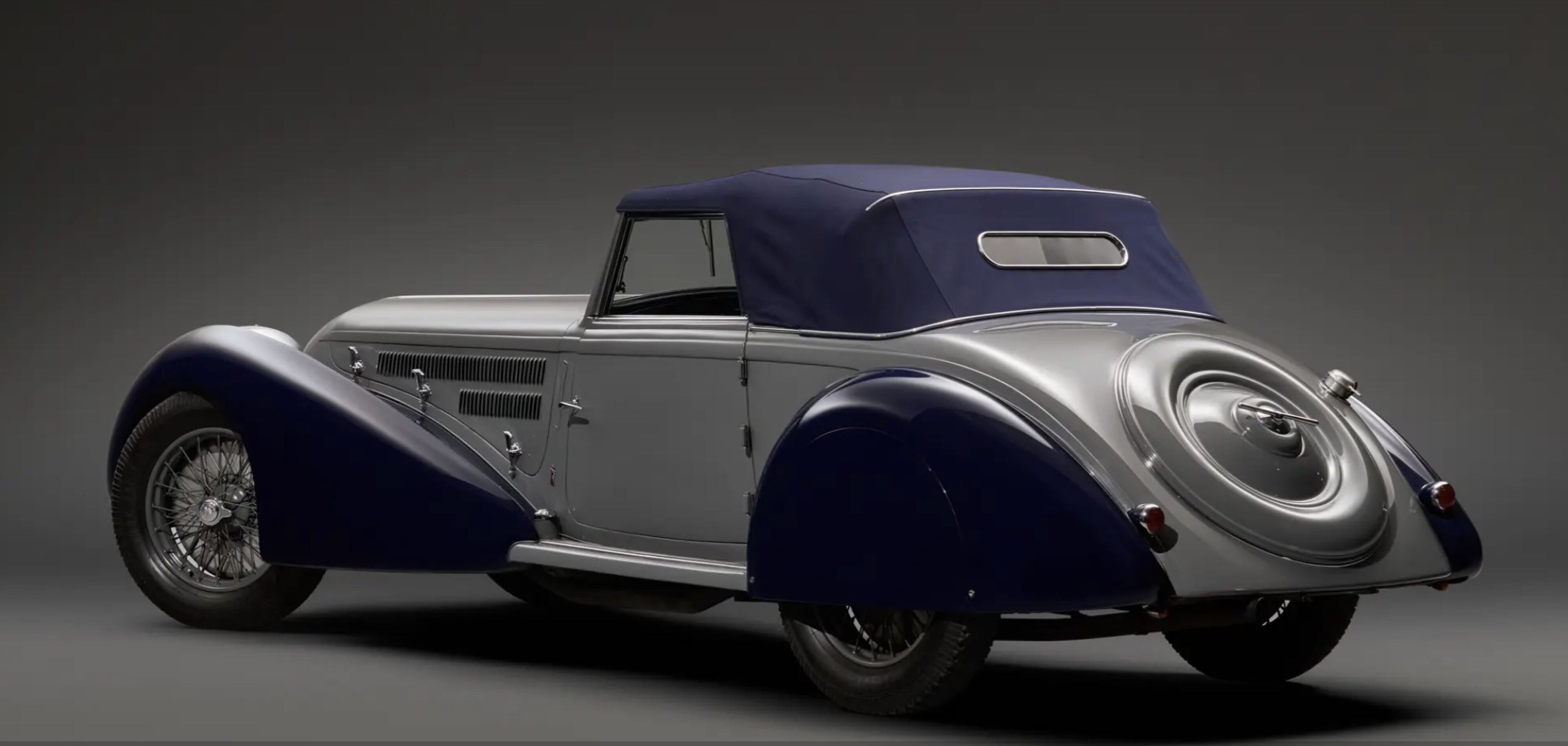 De achterkant van de te veilen Alfa Romeo 8C