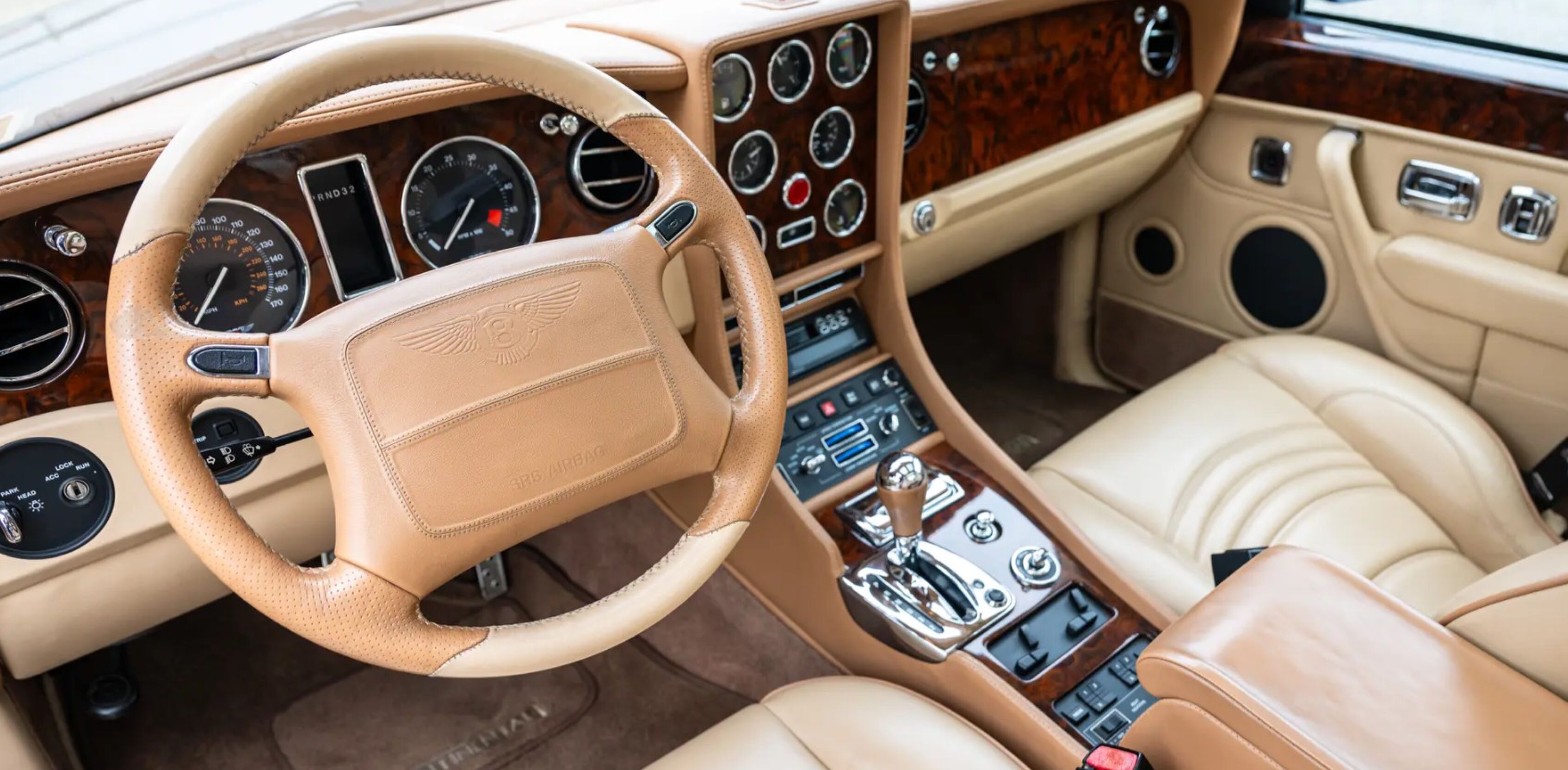 Het interieur van de Bentley die naar de veiling gaat