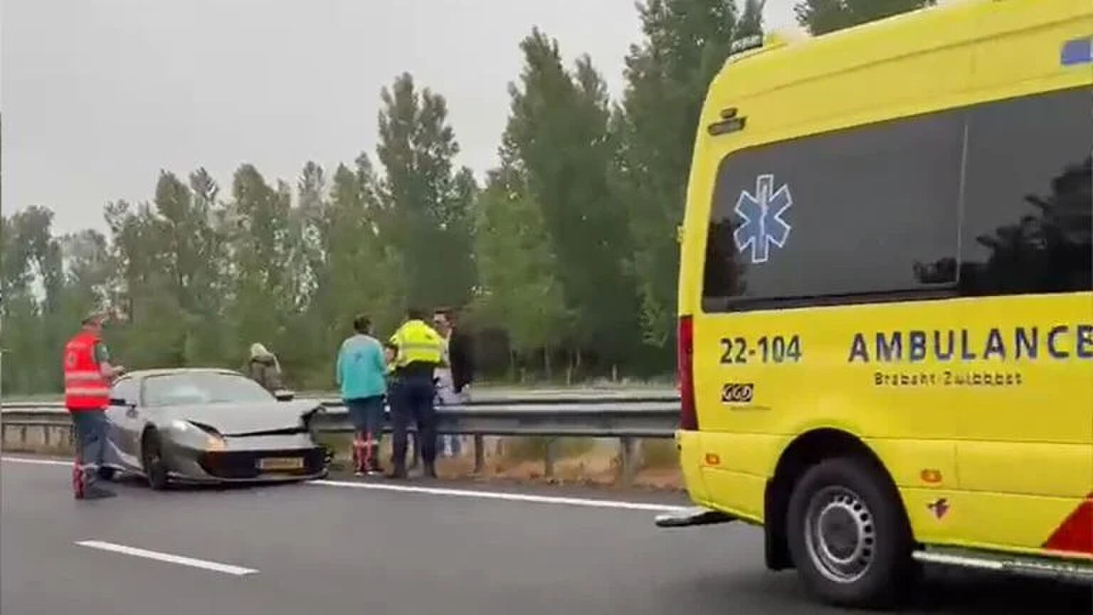 De gecrashte Ferrari op de A2 bij Liempde