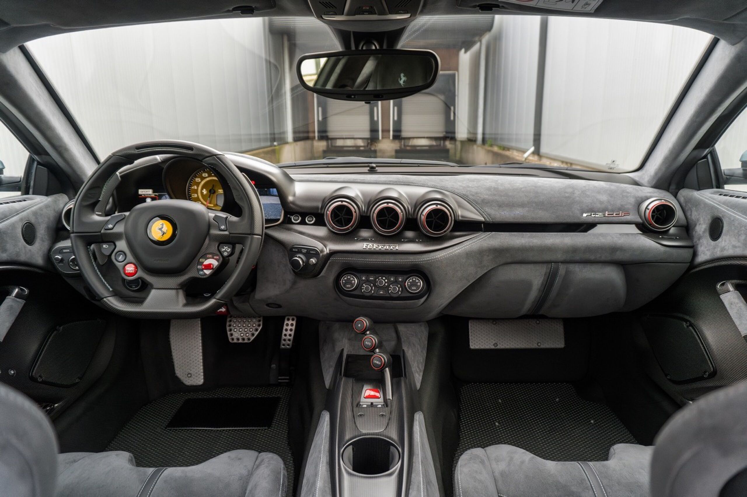 Het interieur van de Ferrari F12tdf