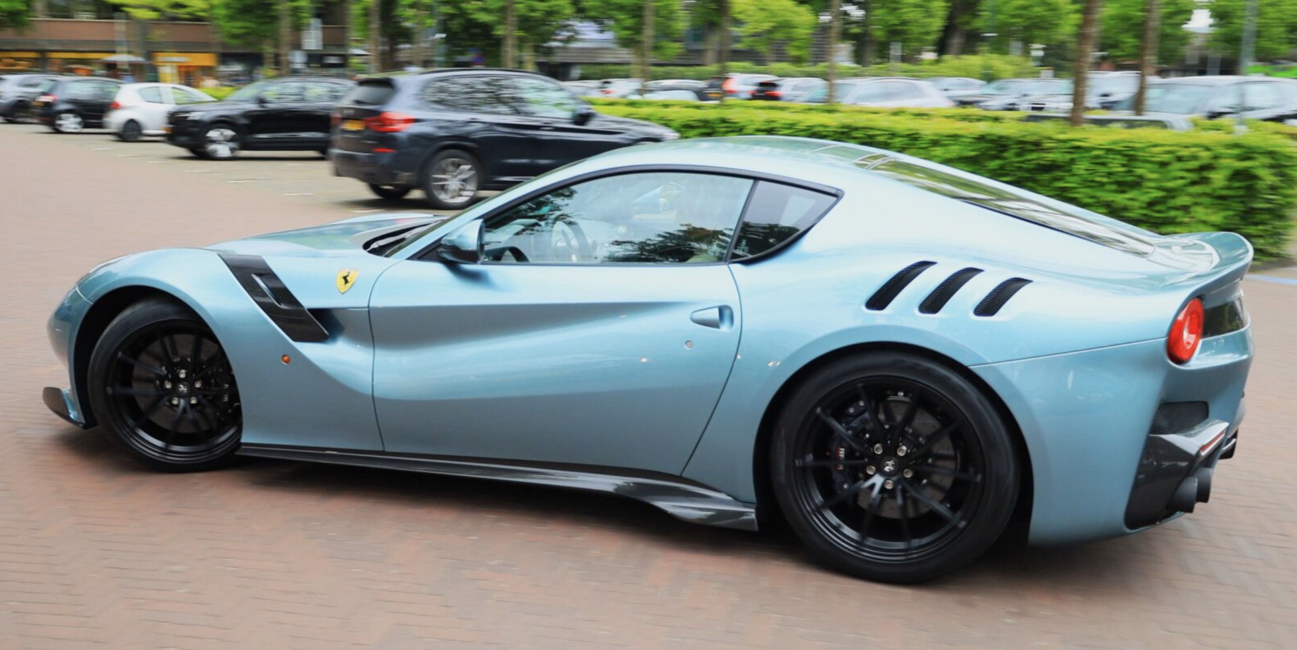 De in Laren gespotte Ferrari F12tdf