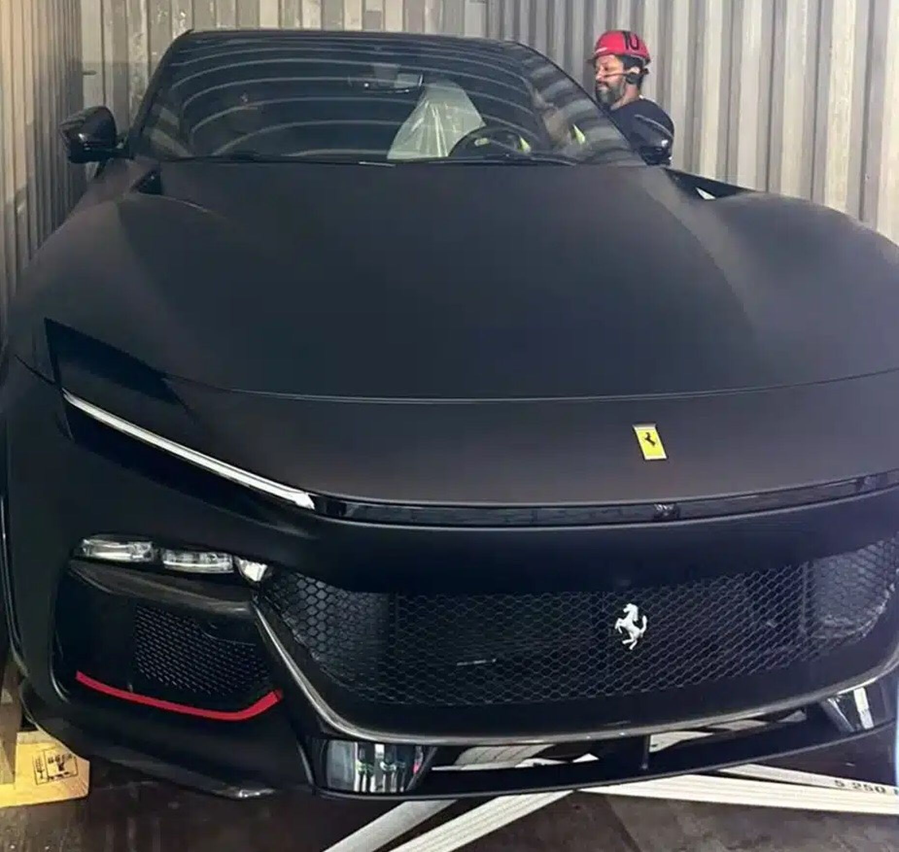 De nieuwe Ferrari Purosangue van Neymar