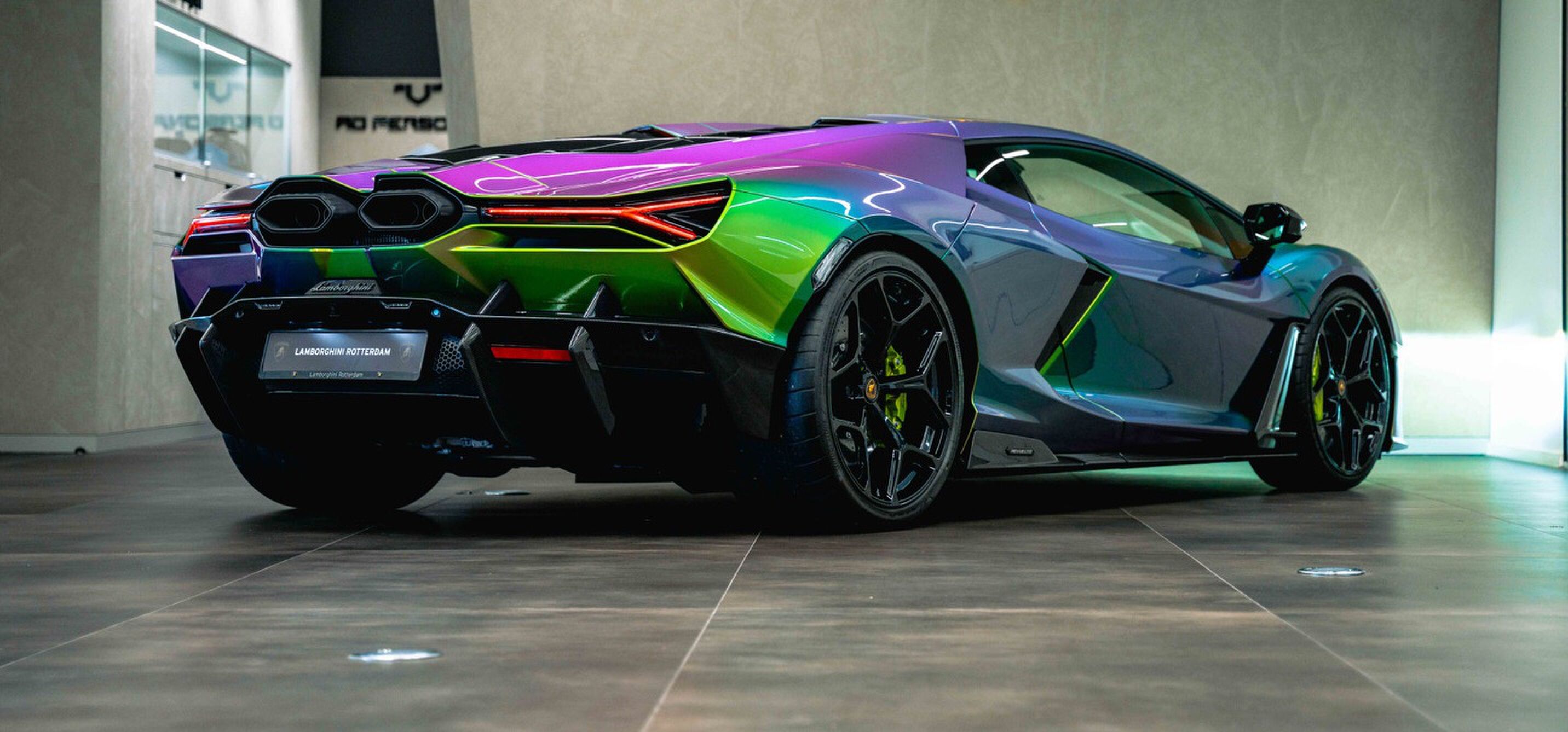 De Lamborghini Revuelto met bijzondere kleurstelling in Rotterdam