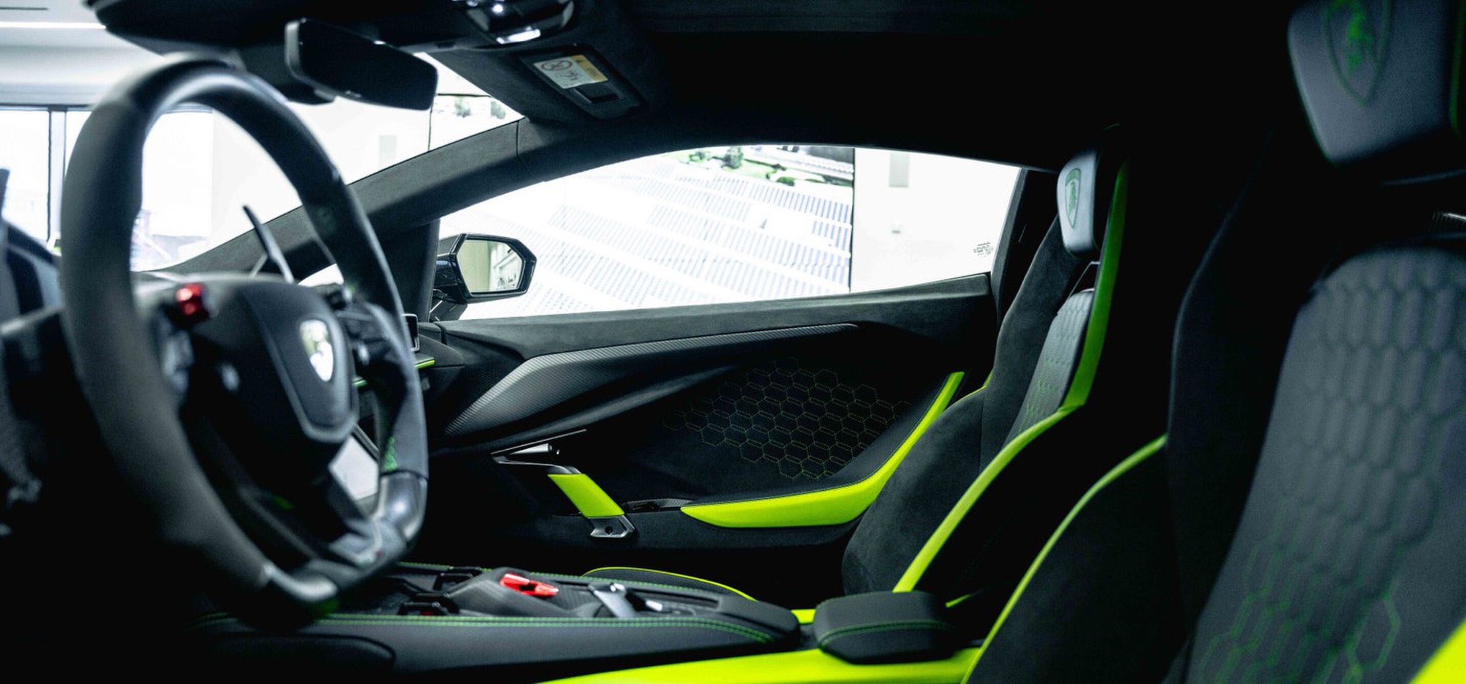 Het interieur van de te koop staande Lamborghini Revuelto