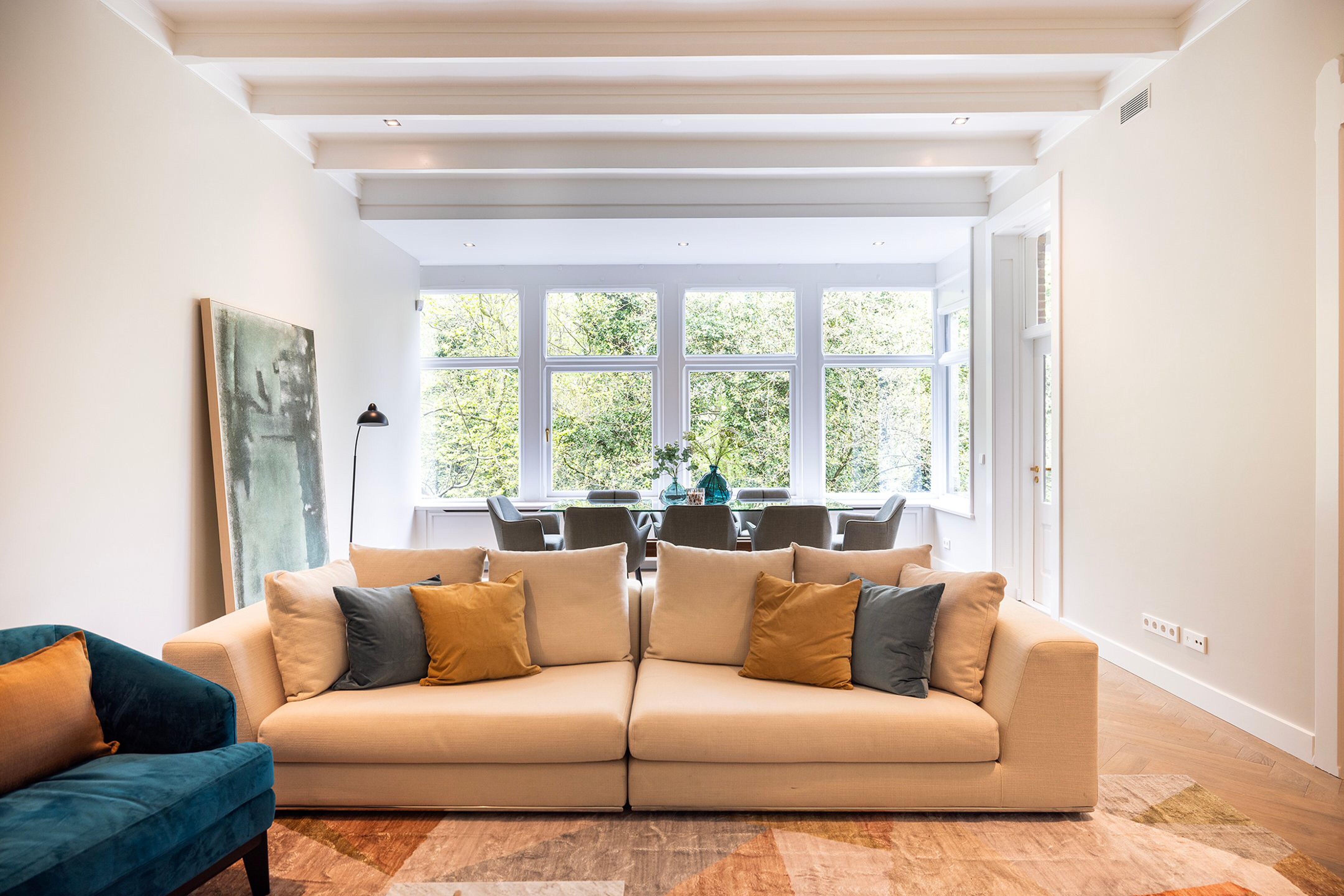 De woonkamer van de stadsvilla nabij het Vondelpark in Amsterdam