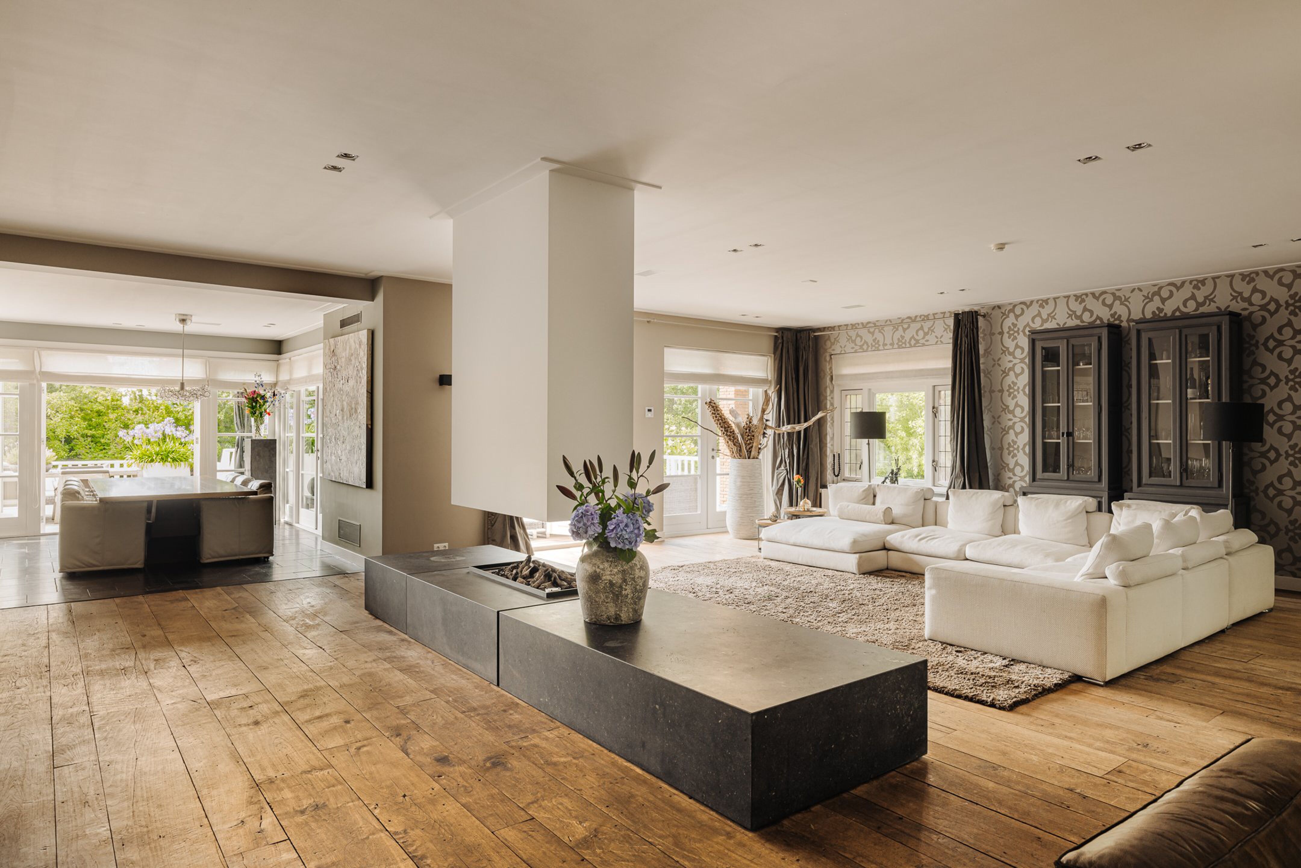 De woonkamer van de villa van Jeroen Velthuijse in Amstelveen