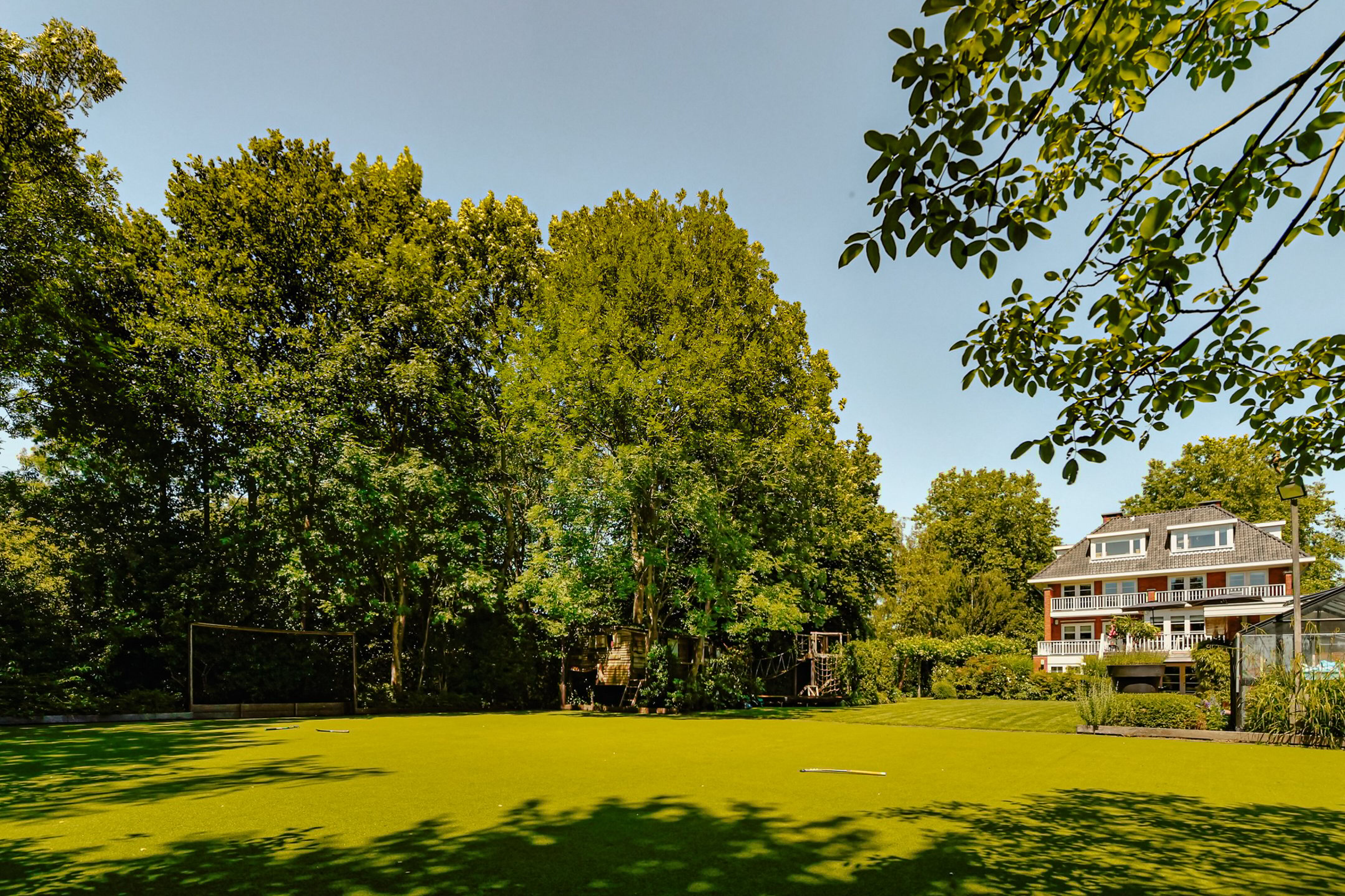 Hockeyveld in de achtertuin van de villa van Jeroen Velthuijse