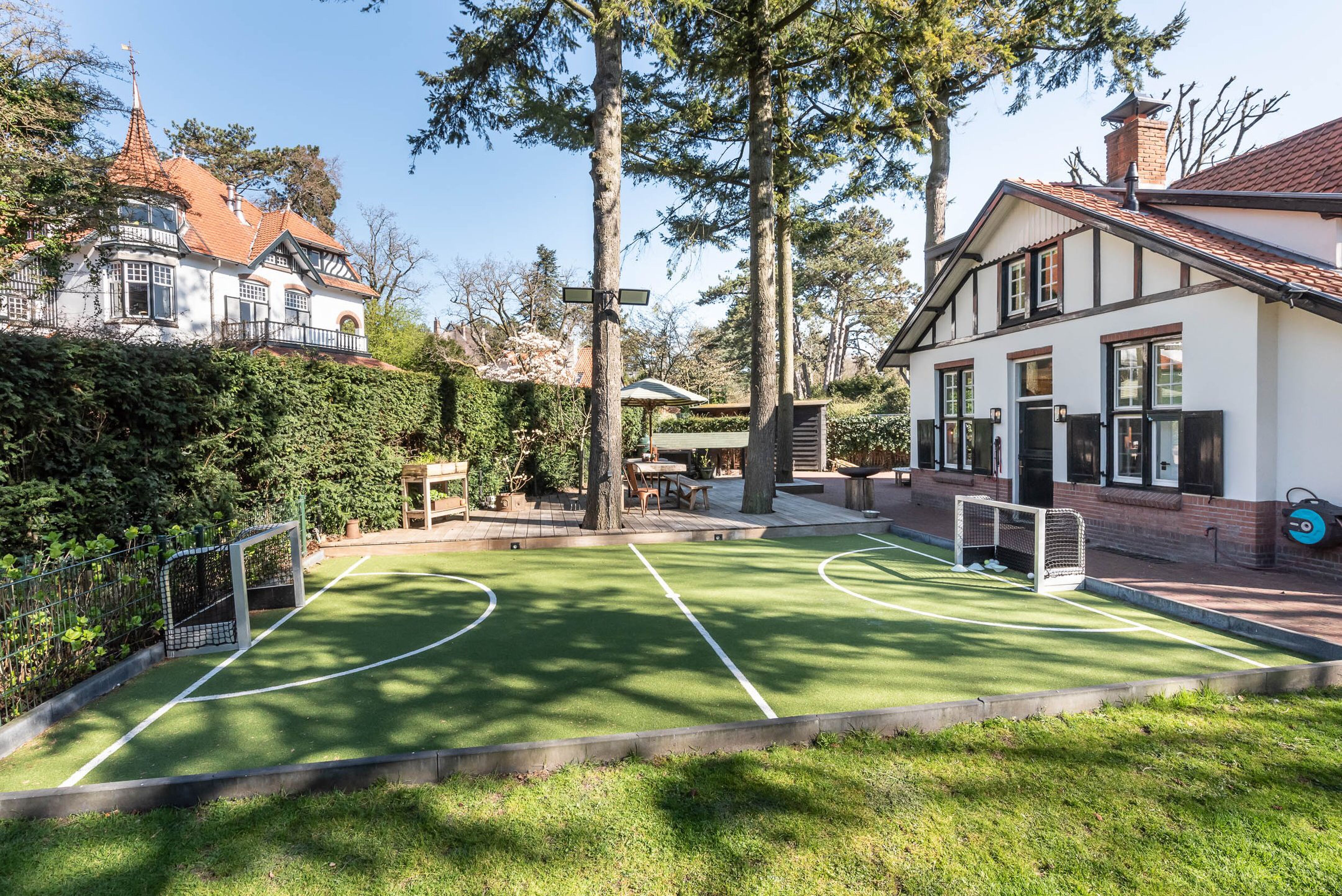 Het hockeyveld bij de villa van presentatrice Gallyon van Vessem in Overveen