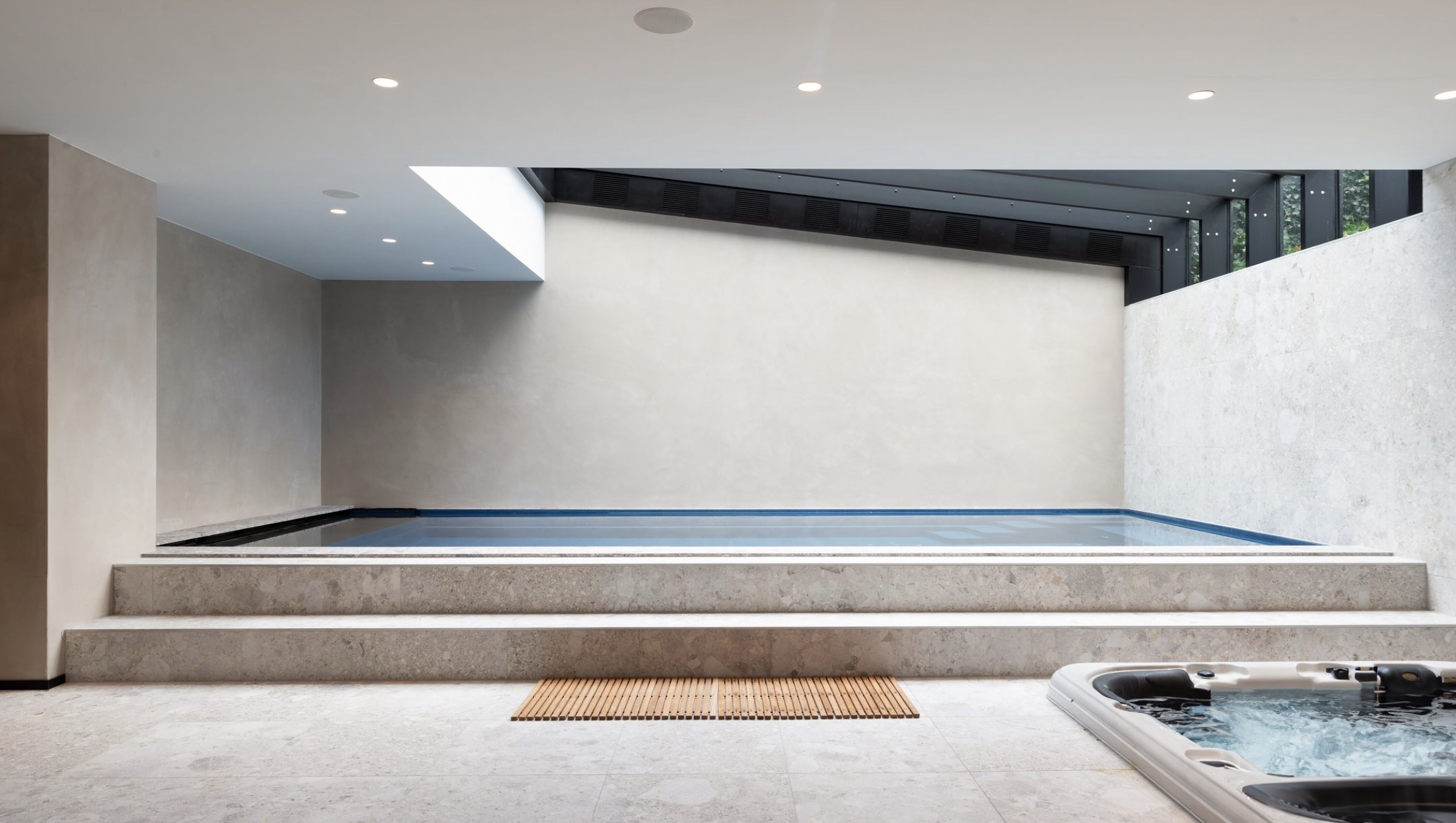 Het zwembad bij de villa van Nassim Zeta in Den Haag