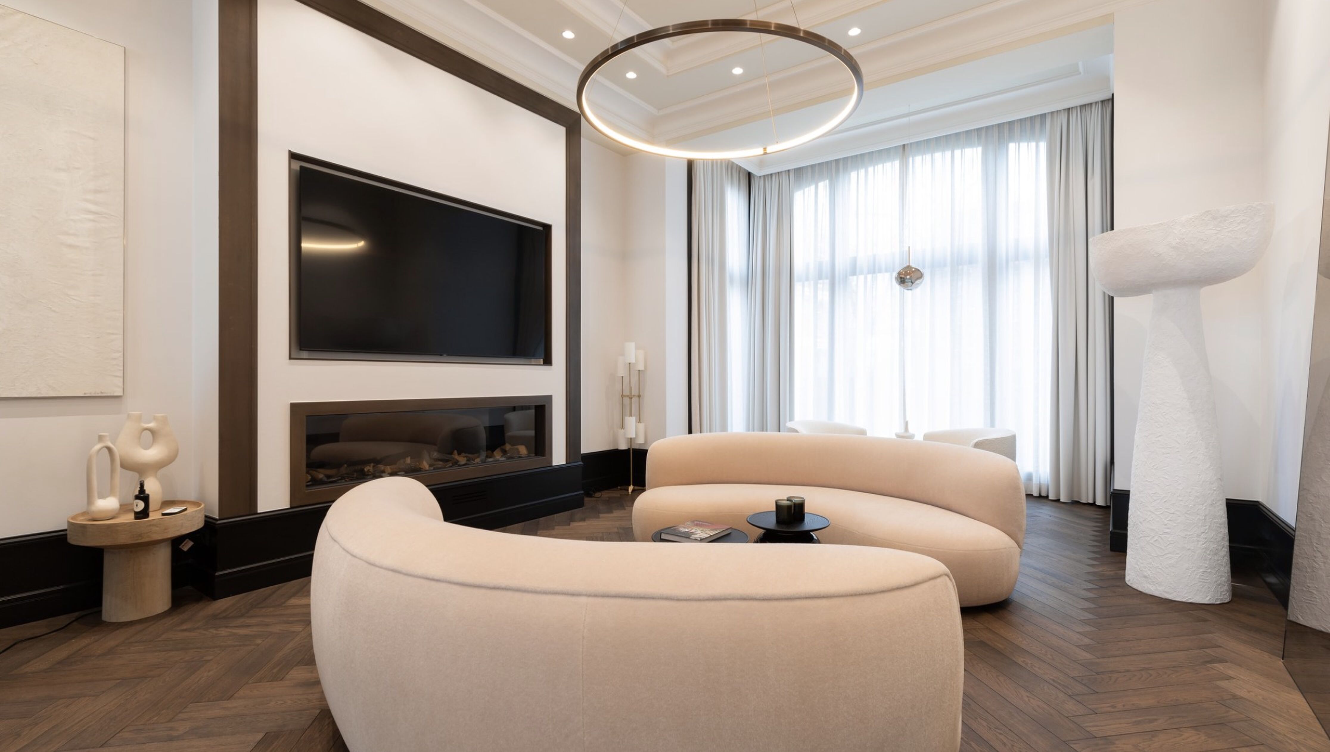 De woonkamer van de villa van Nassim Zeta in Den Haag