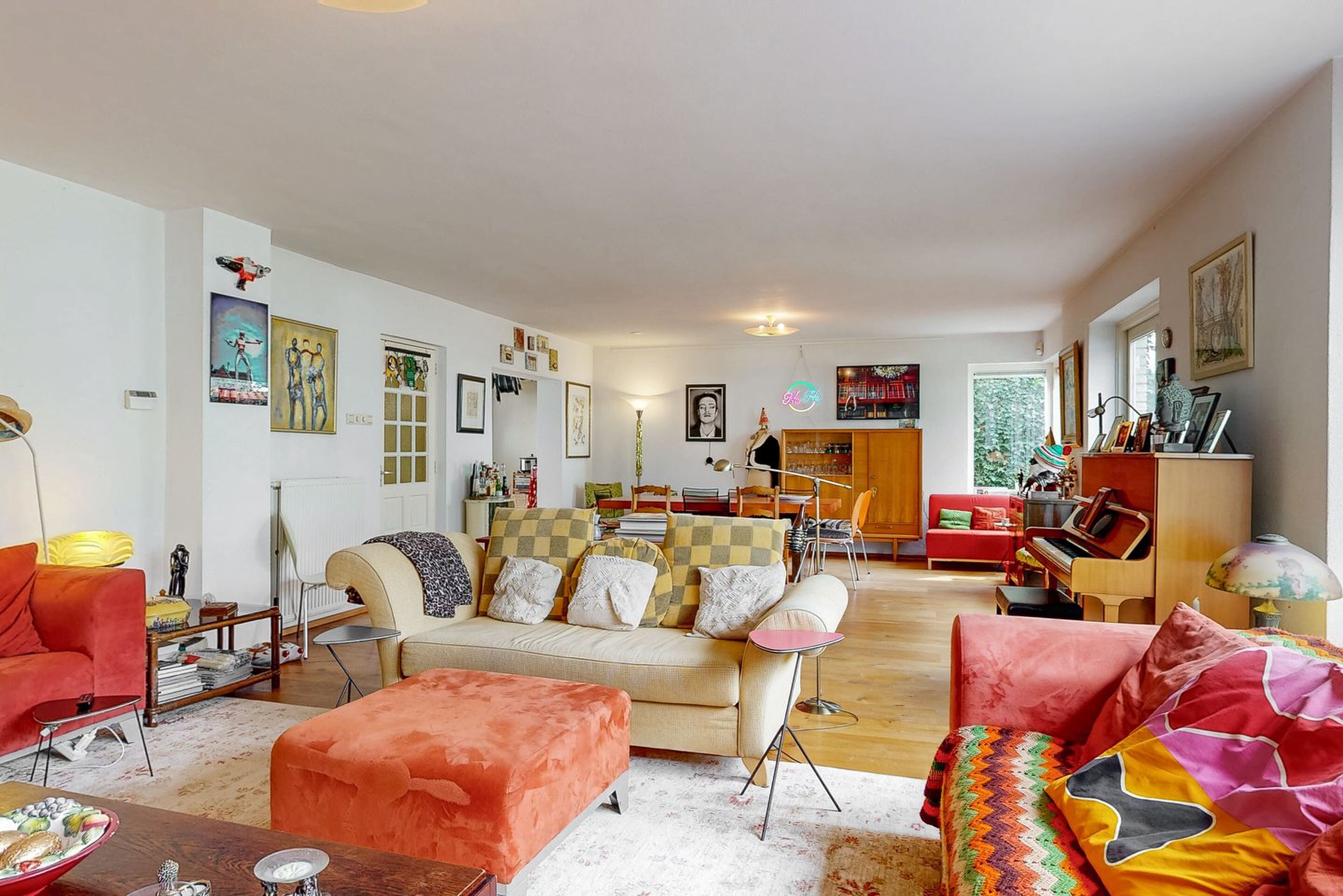 De woonkamer van de woning van Henk Temming in Amstelveen