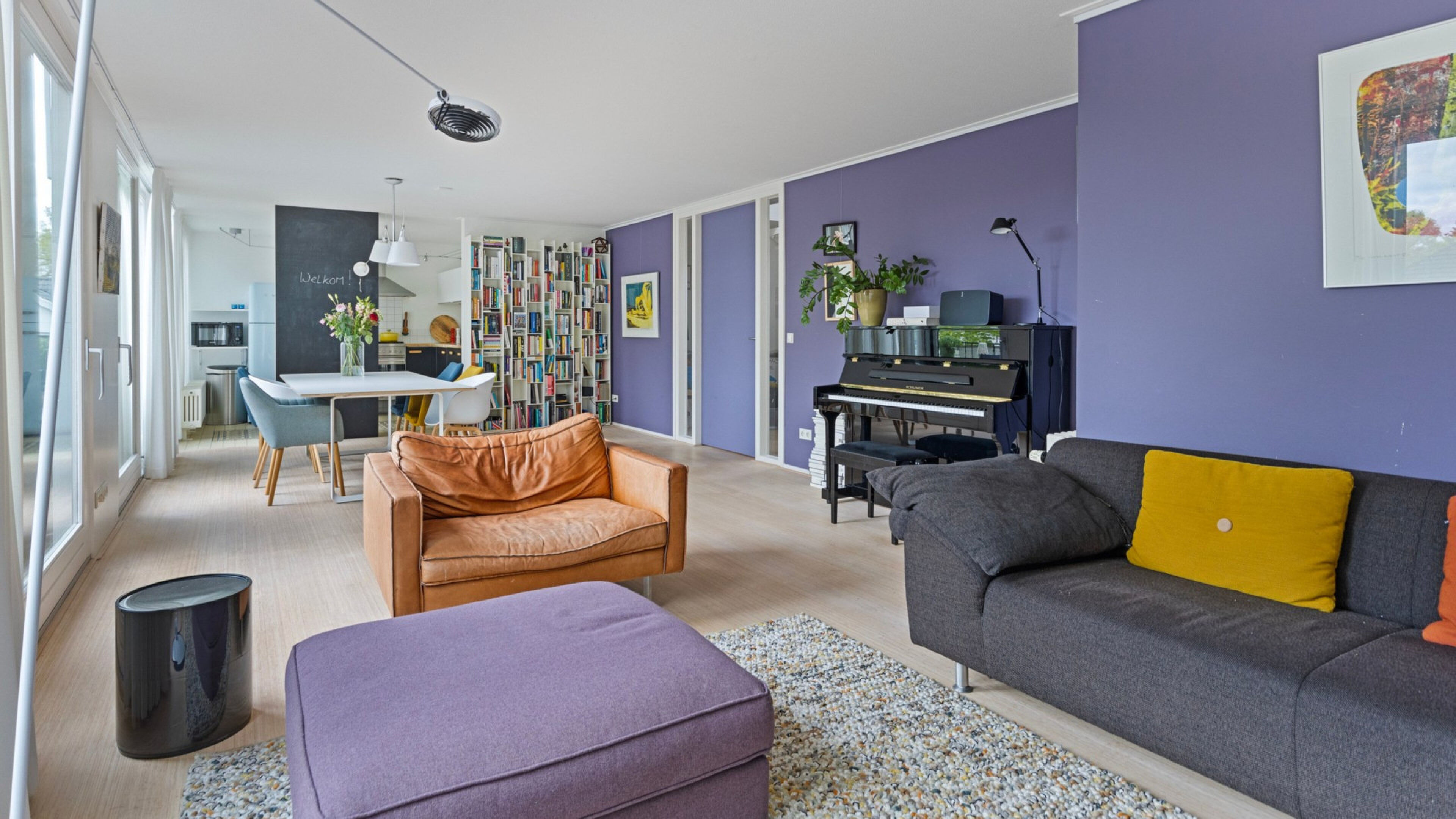 De woonkamer in de woning van Matthijs van Nieuwkerk in Enschede