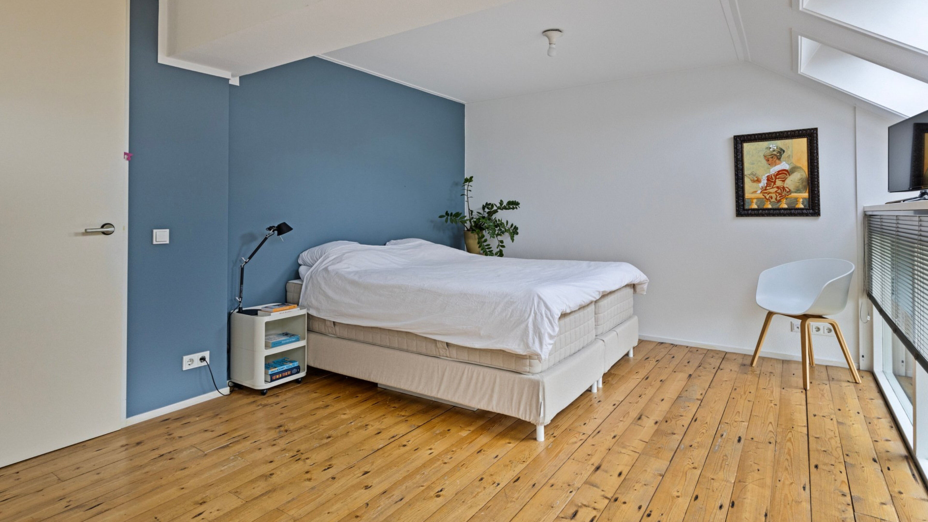 De slaapkamer in de woning van Matthijs van Nieuwkerk in Enschede
