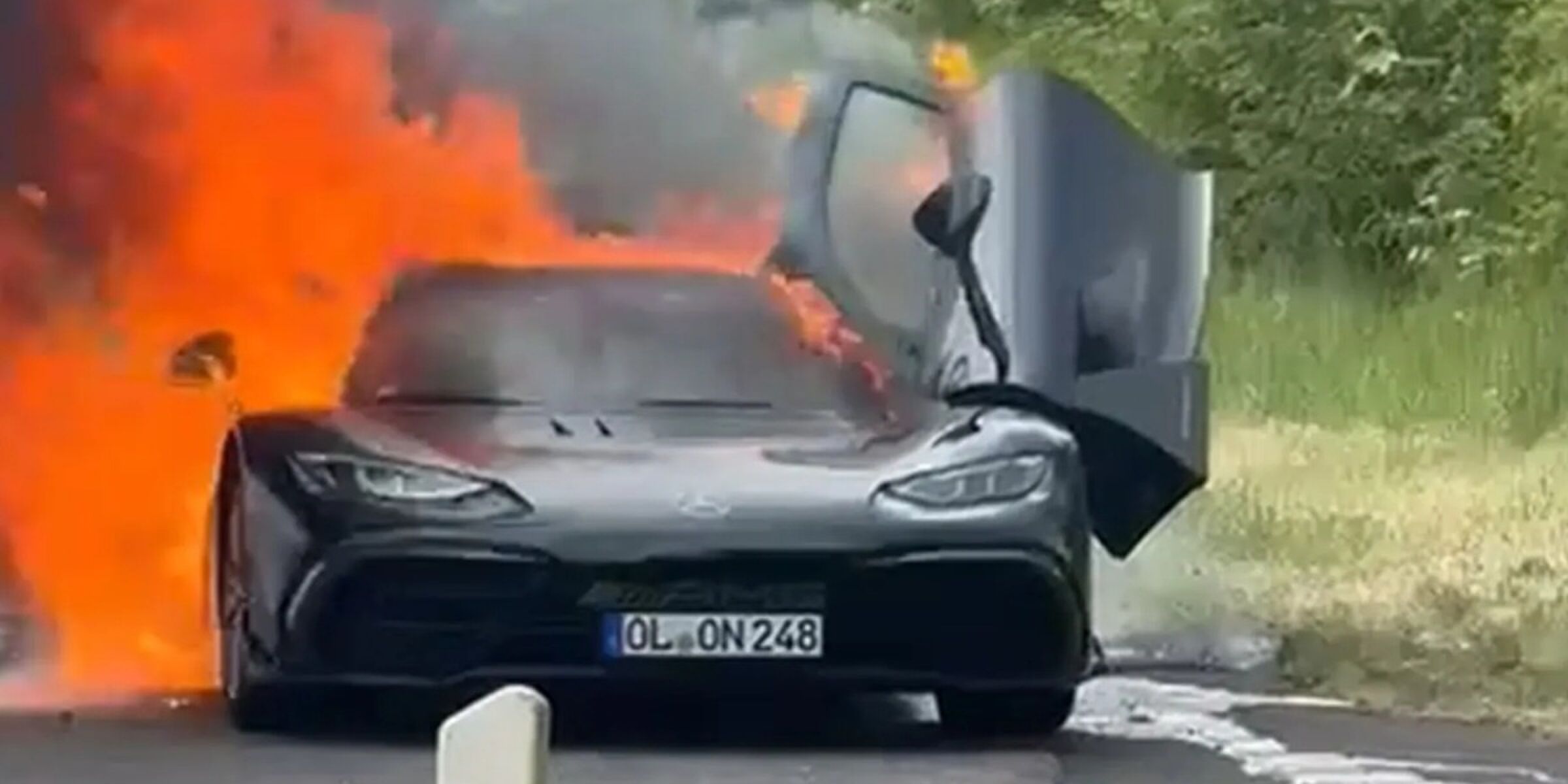 De Mercedes-AMG One die in brand vloog