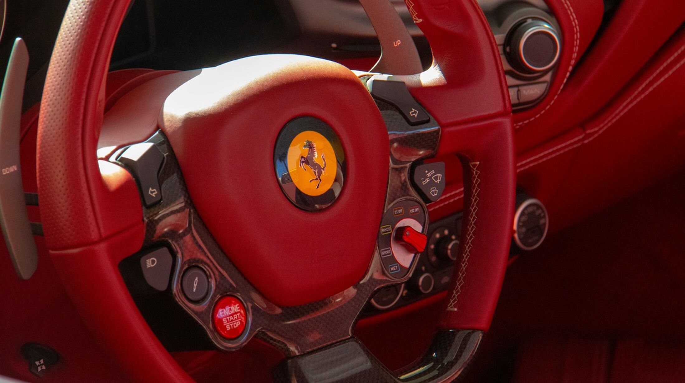 Het stuur van een Ferrari, het merk dat de lancering van de tweede elektrische auto heeft uitgesteld