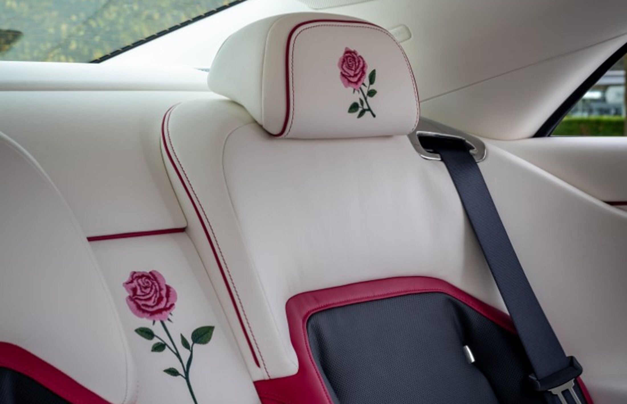 Het interieur van de Rolls-Royce Spectre Rose