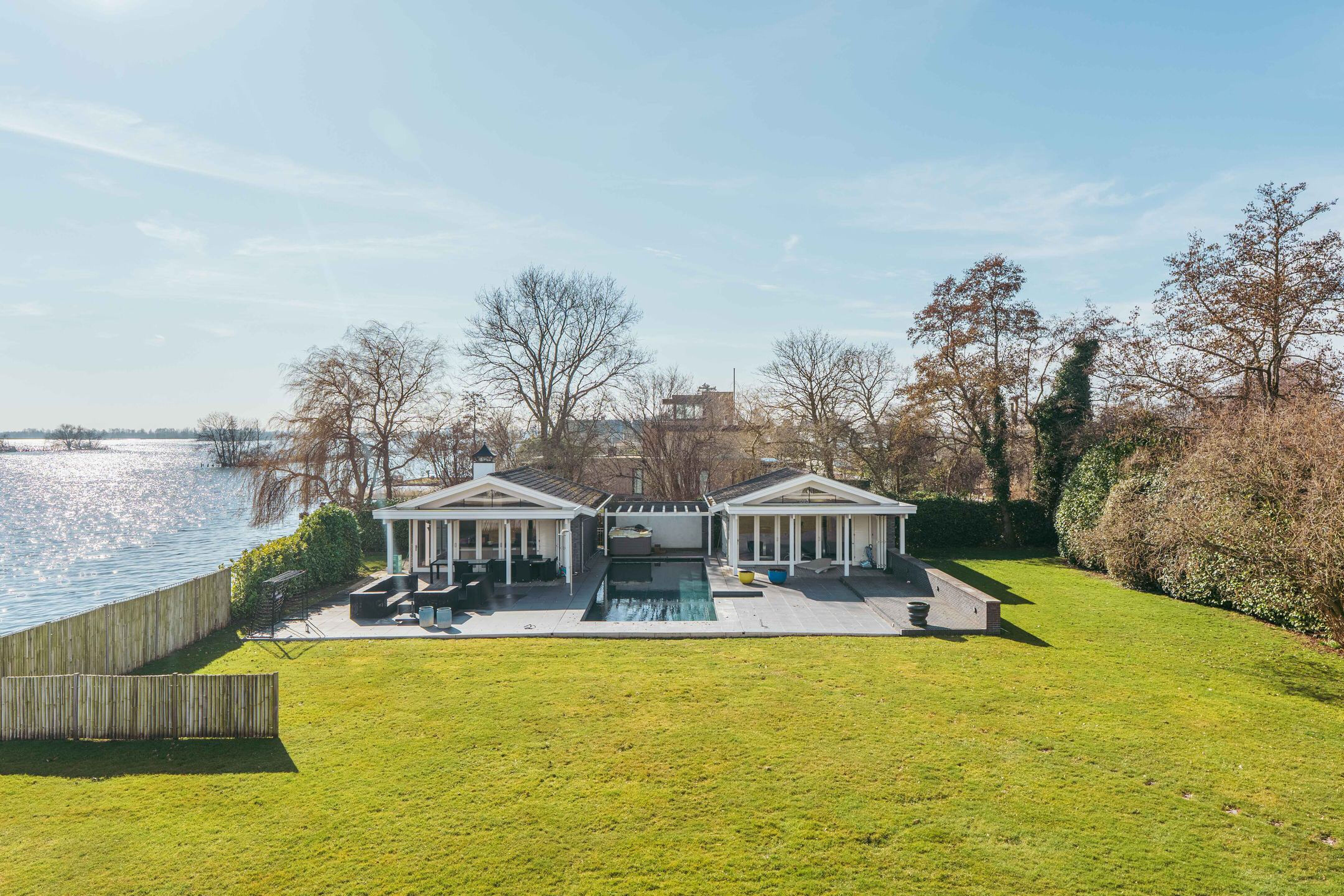 De enorme villa in Vinkeveen