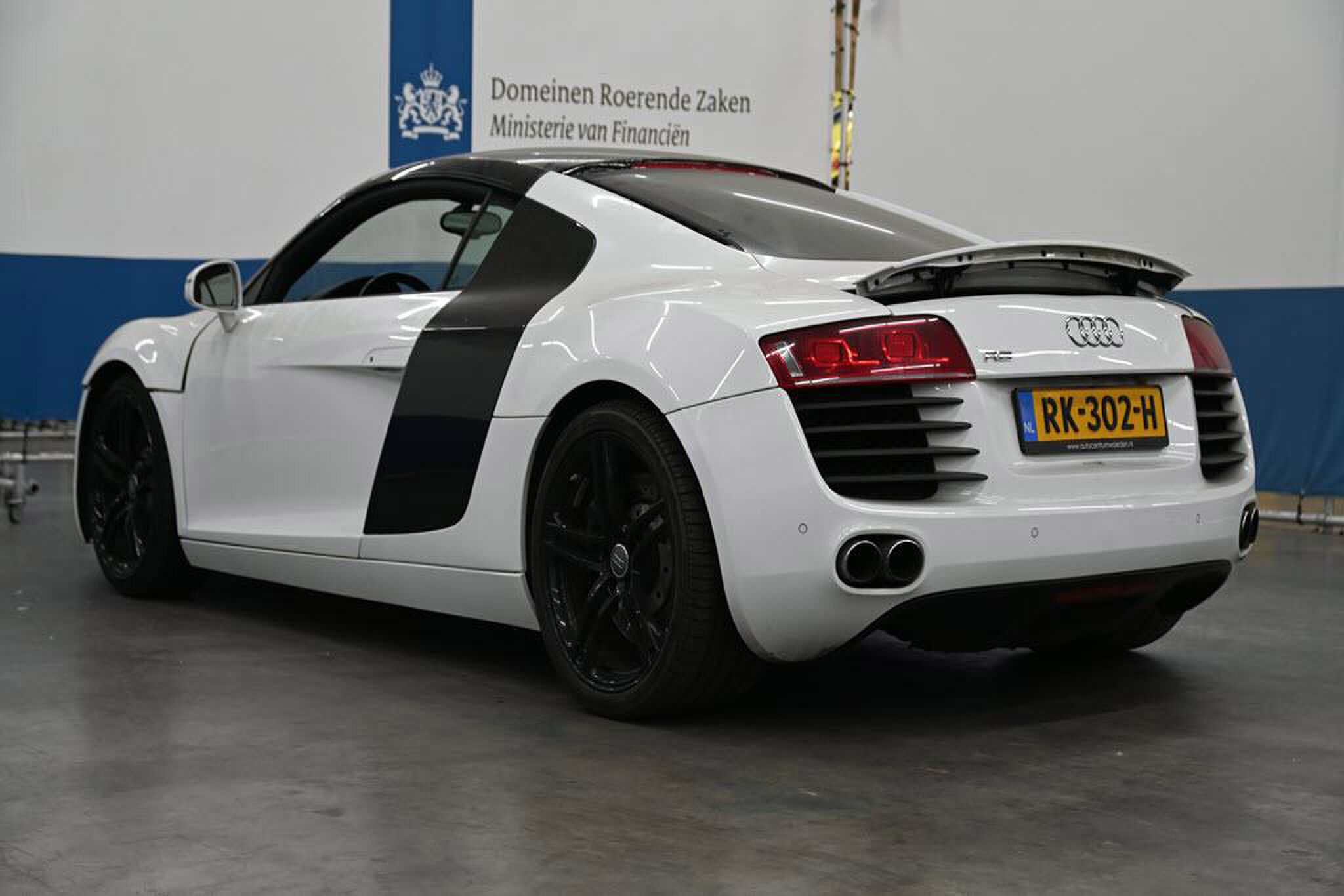 Een Audi R8 staat te koop bij Domeinen