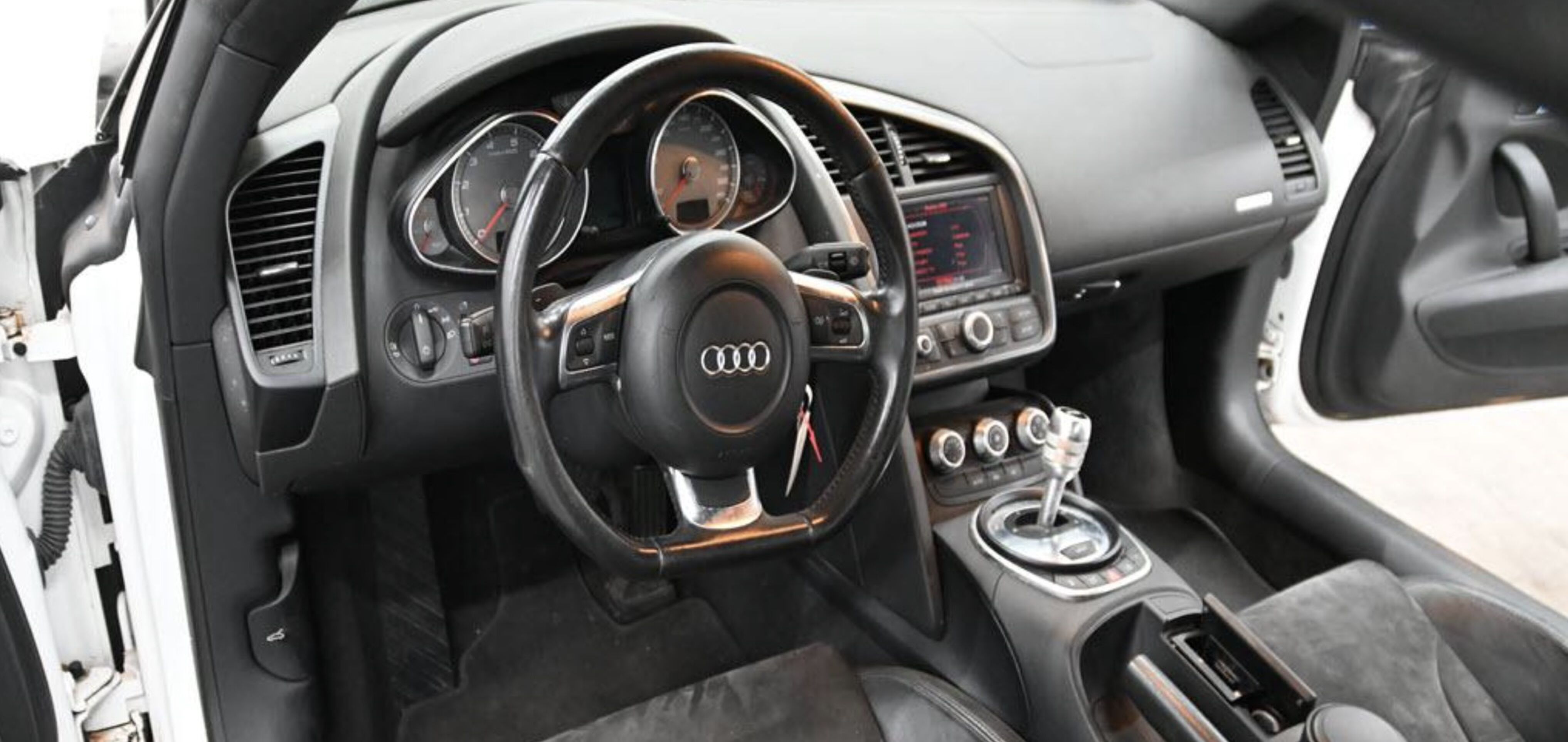 Het interieur van de Audi R8 die te koop staat bij Domeinen