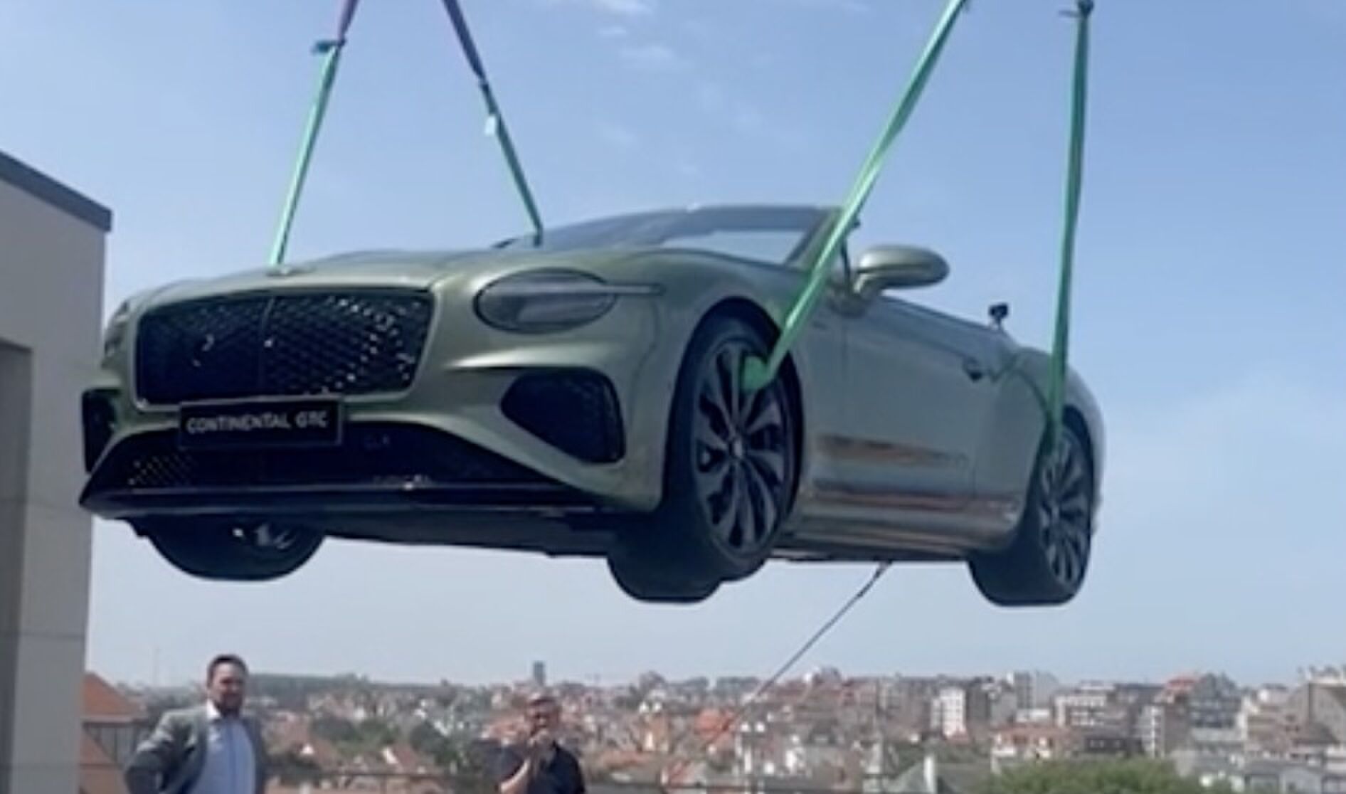Een Bentley van € 360.000 wordt op het dak van het hotel van Marc Coucke in Knokke-Heist gehesen