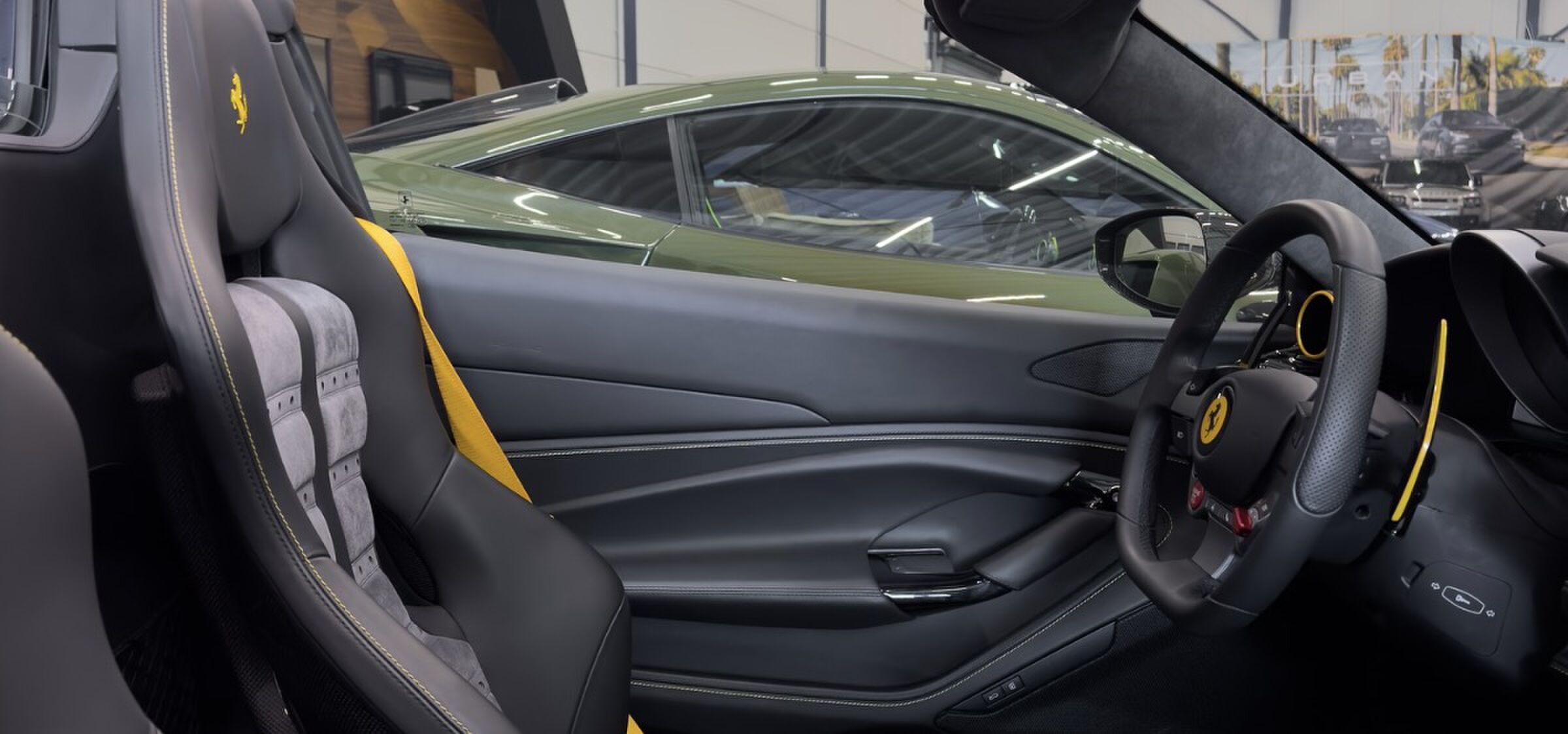 Het interieur van één van de Ferrari's bij Absolute Motors