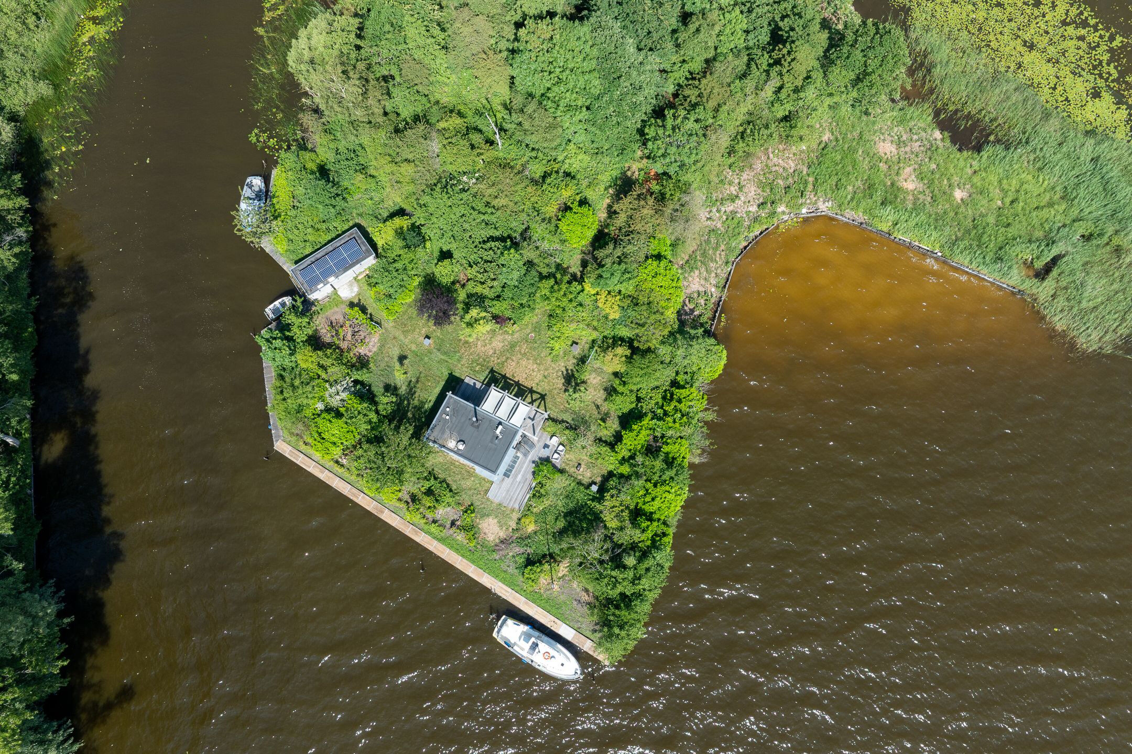 Het desbetreffende privé-eiland aan de Loosdrechtse Plassen