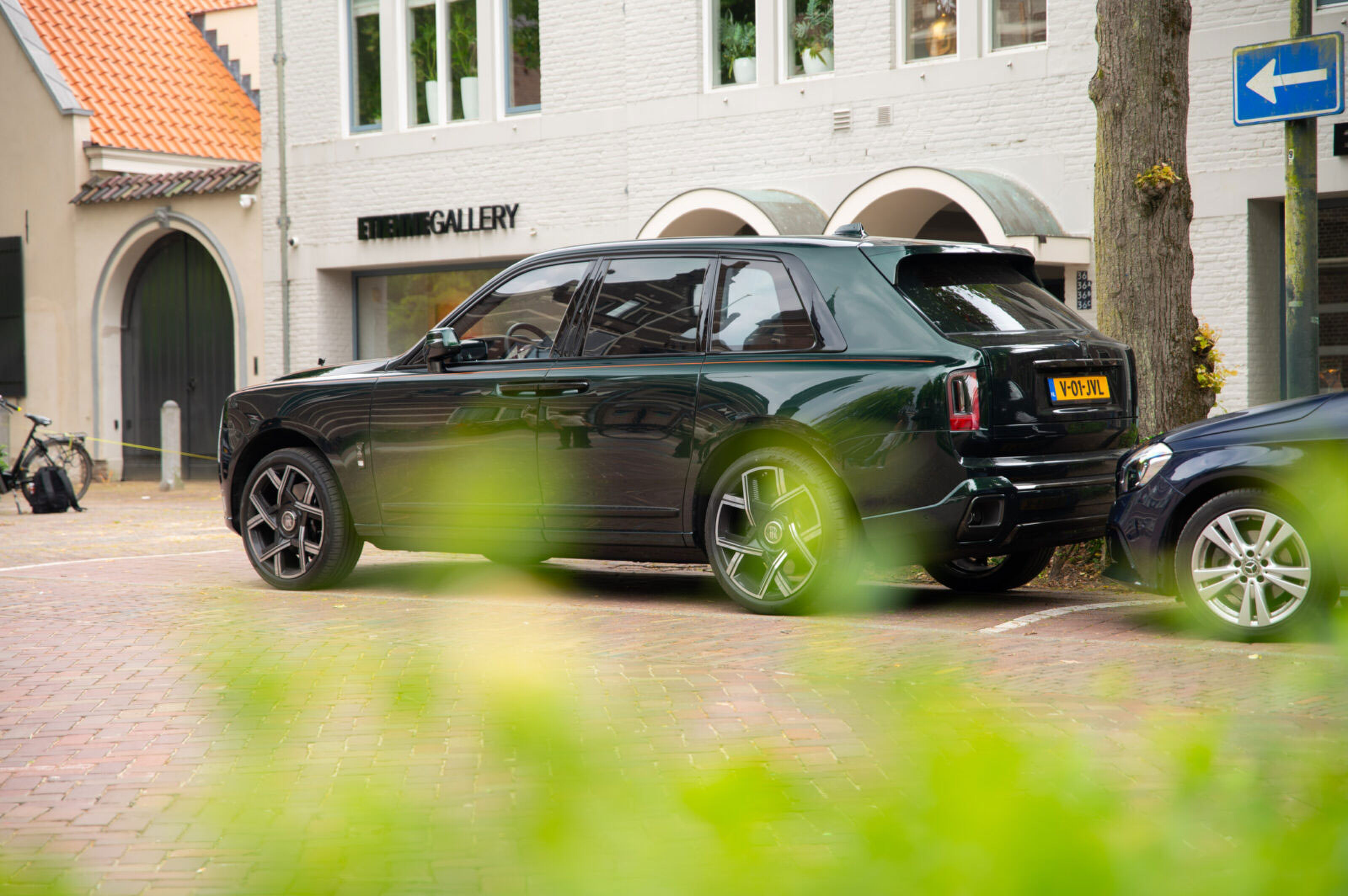 De Rolls-Royce Cullinan met grijs kenteken