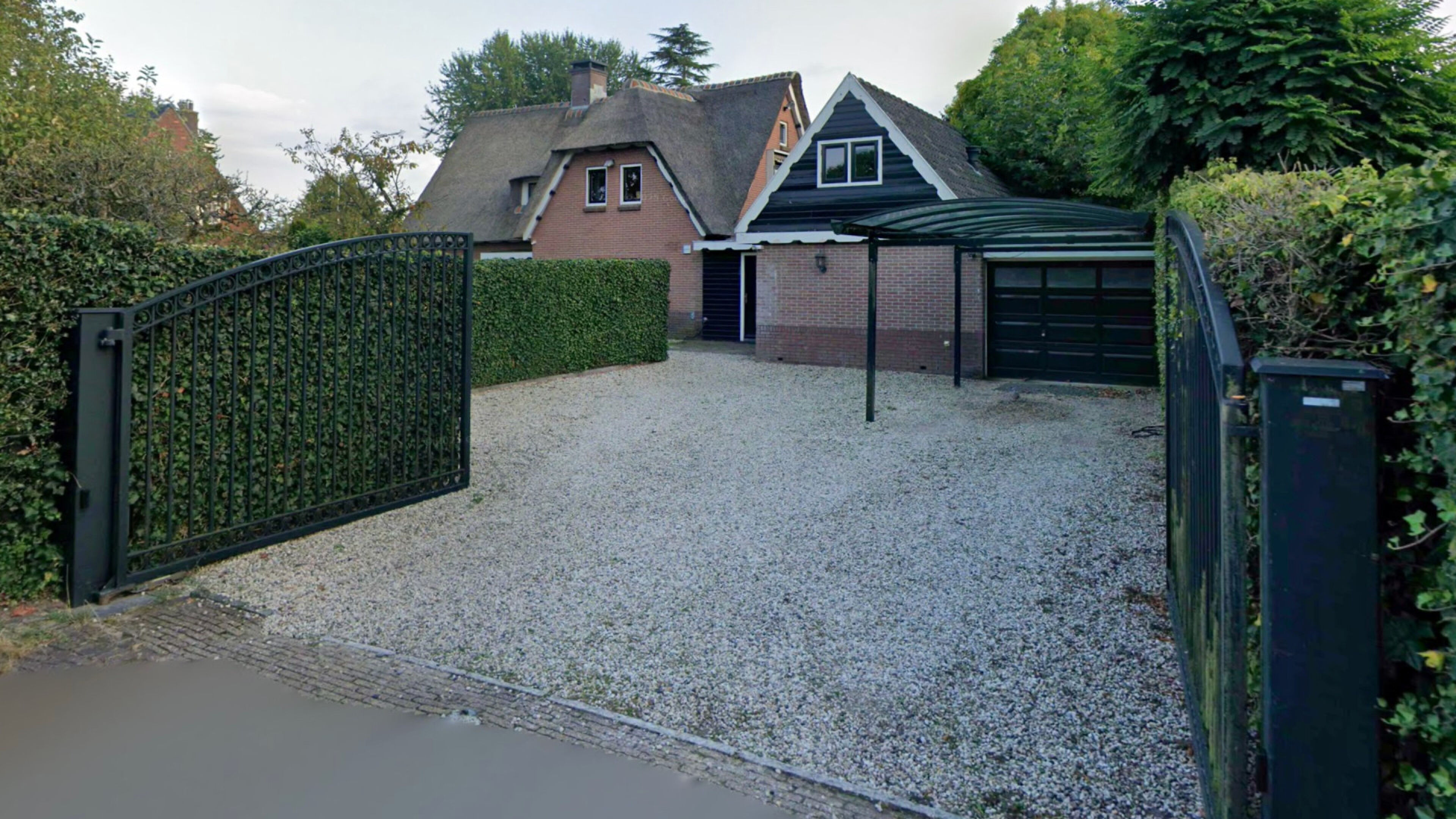 De villa van Britt Dekker in 't Gooi