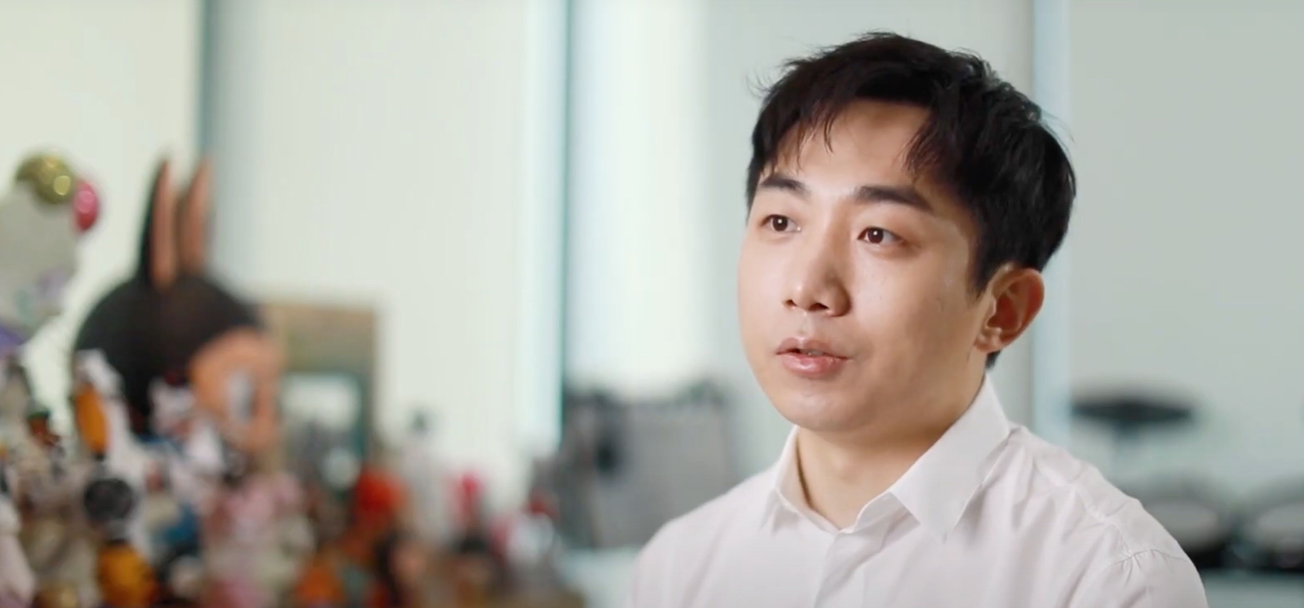 Wang Ning, topman van het bedrijf achter de Labubu-poppetjes, tijdens een interview