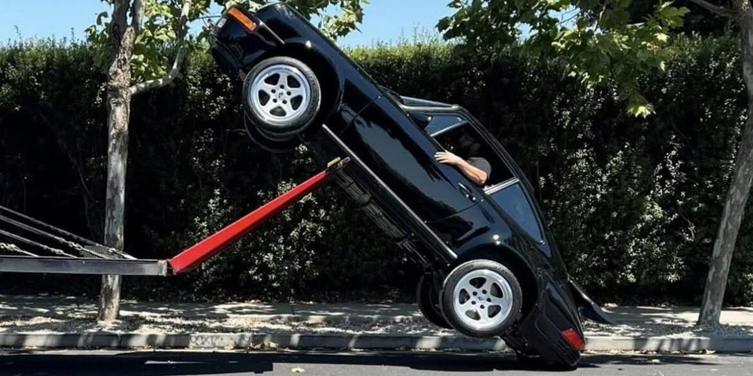 De auto die beschadigd raakte door een ongeluk met een trailer