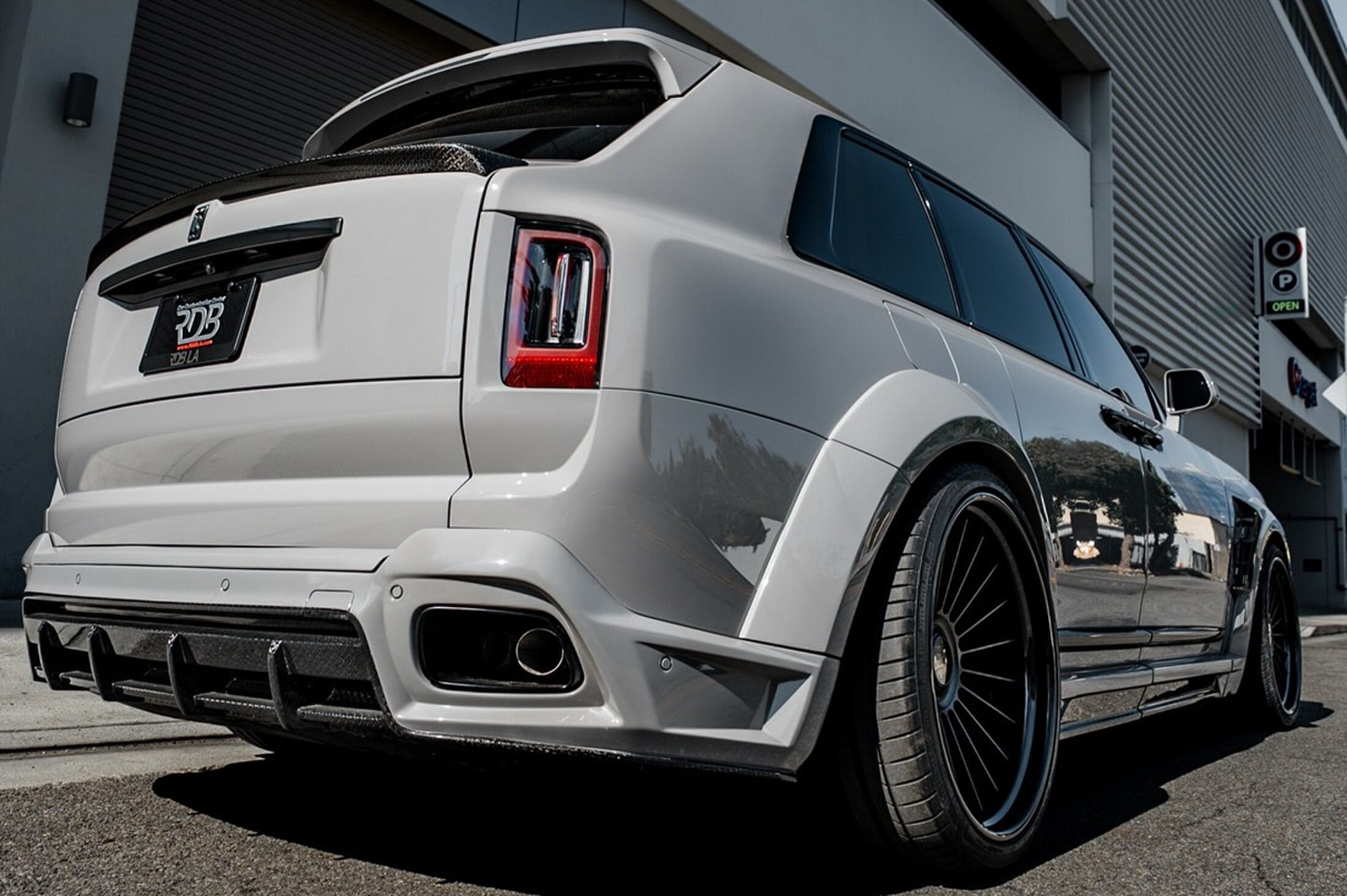 Een Rolls-Royce met een widebody-kit