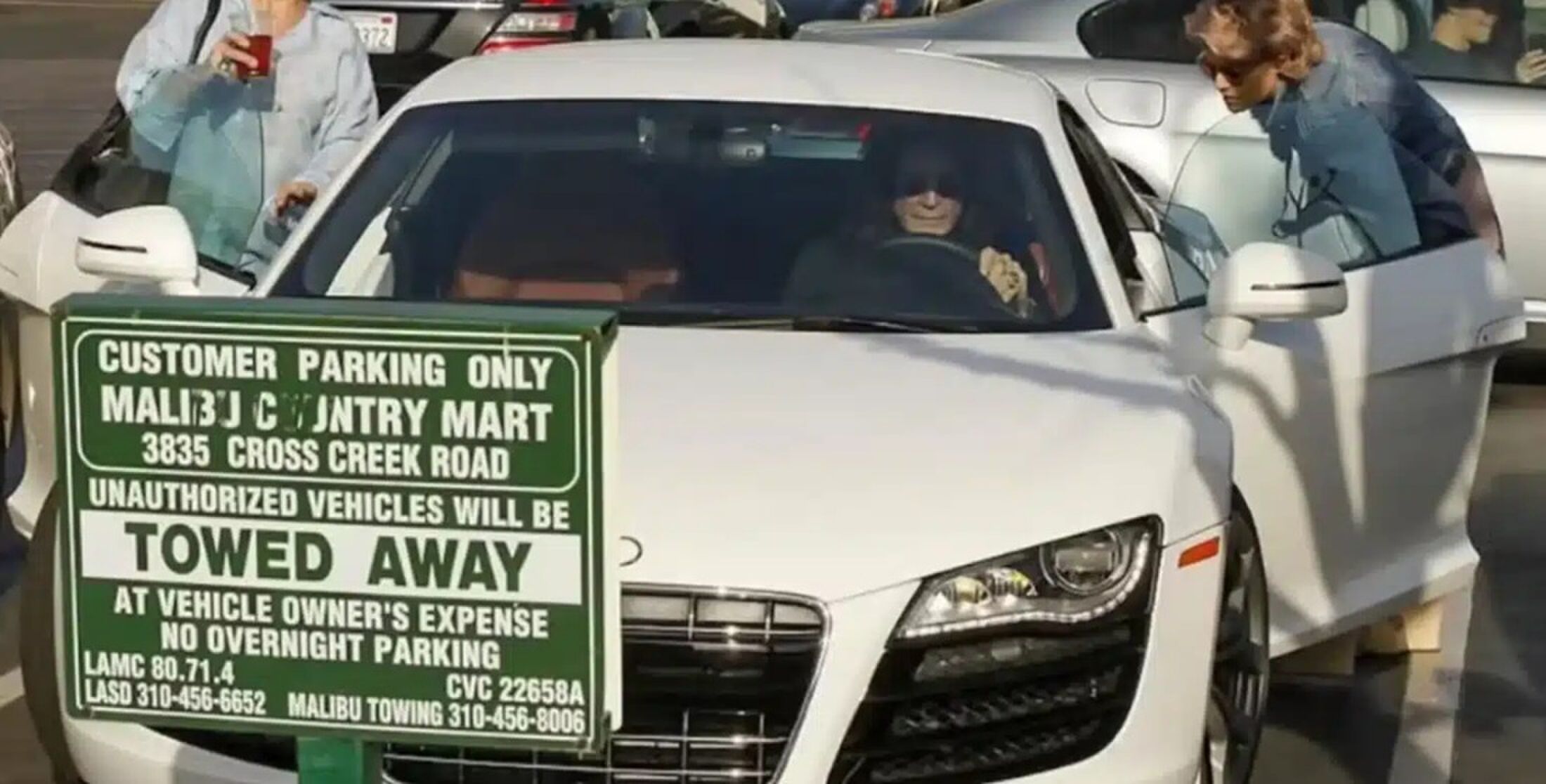 Ozzy Osbourne in zijn Audi R8.