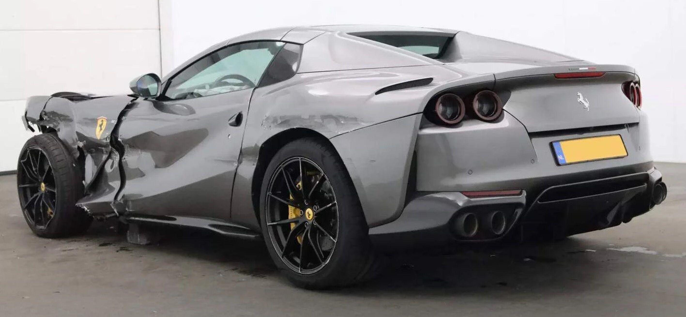 De gecrashte Ferrari 812 GTS