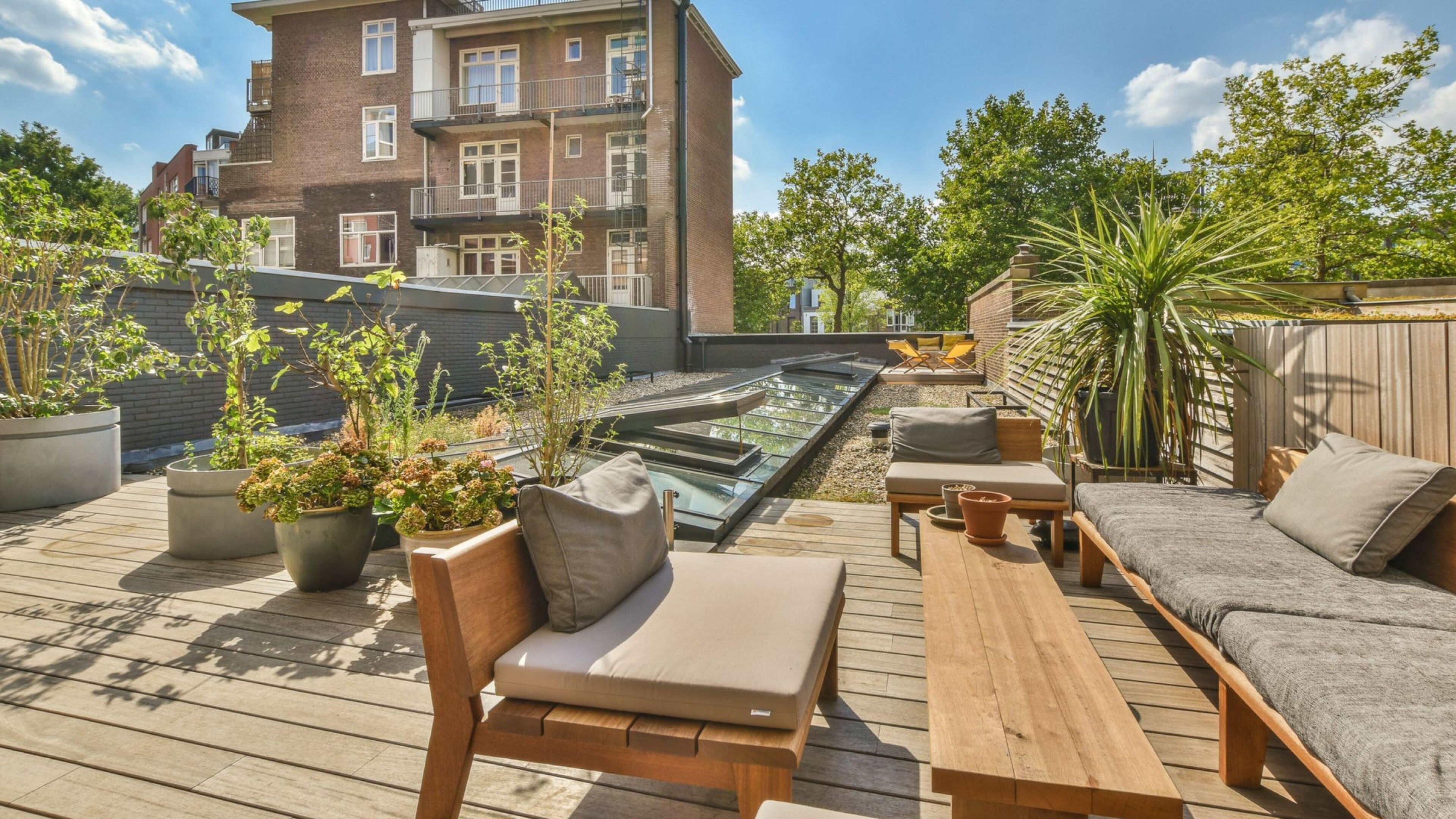 Het dakterras bij de woning van Liesbeth Kamerling in Amsterdam