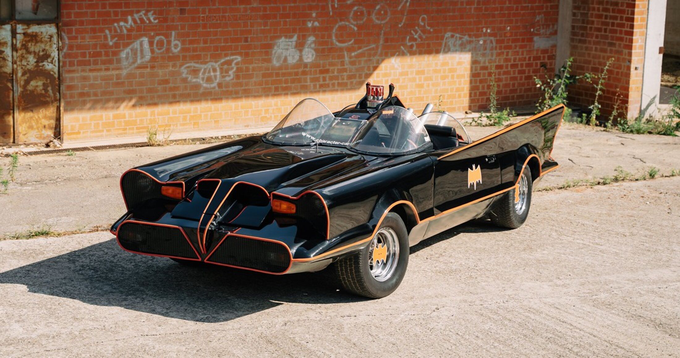 De voorzijde van de Batmobile die te koop staat op Catawiki