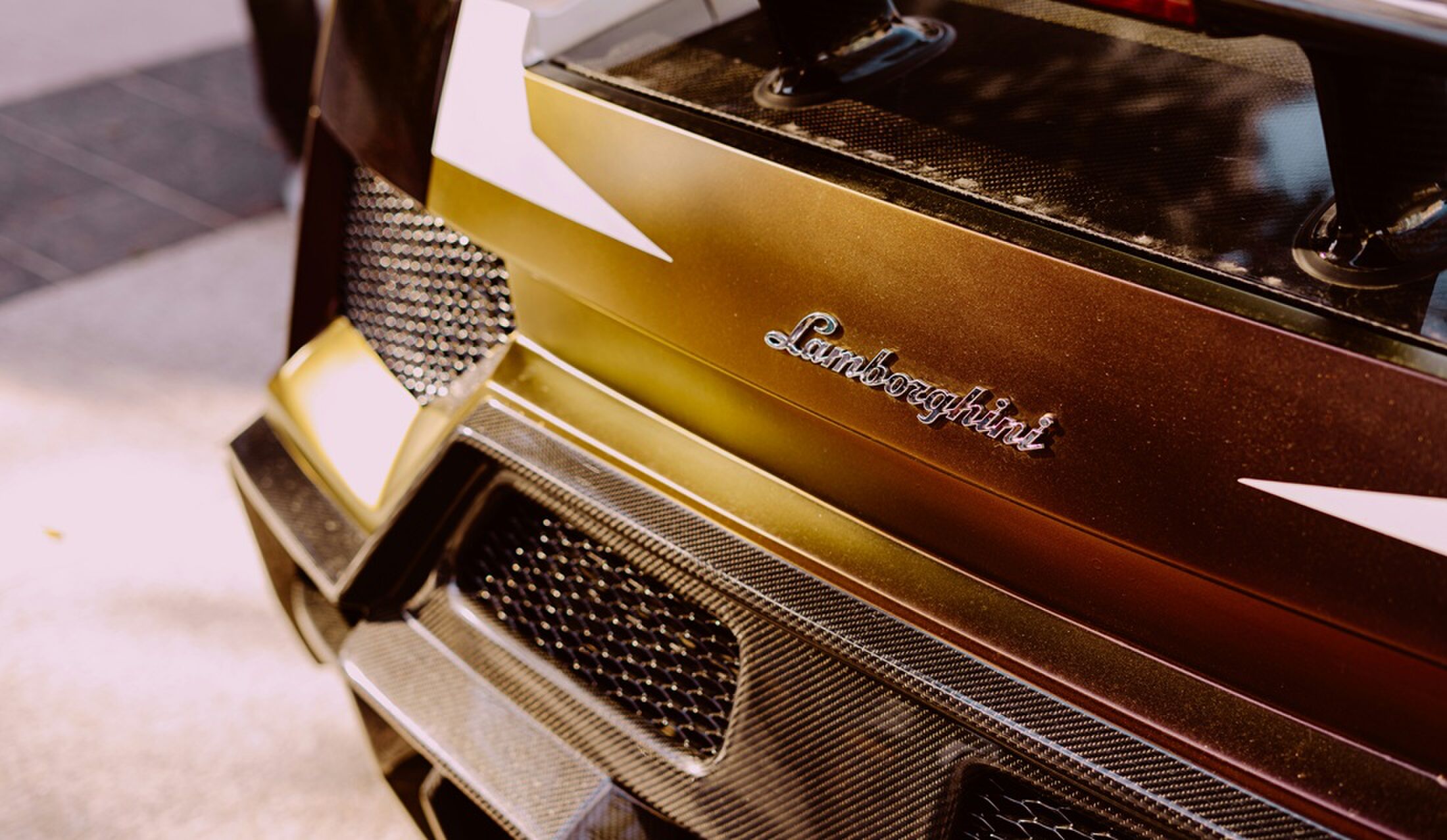 De achterzijde van een Lamborghini. 