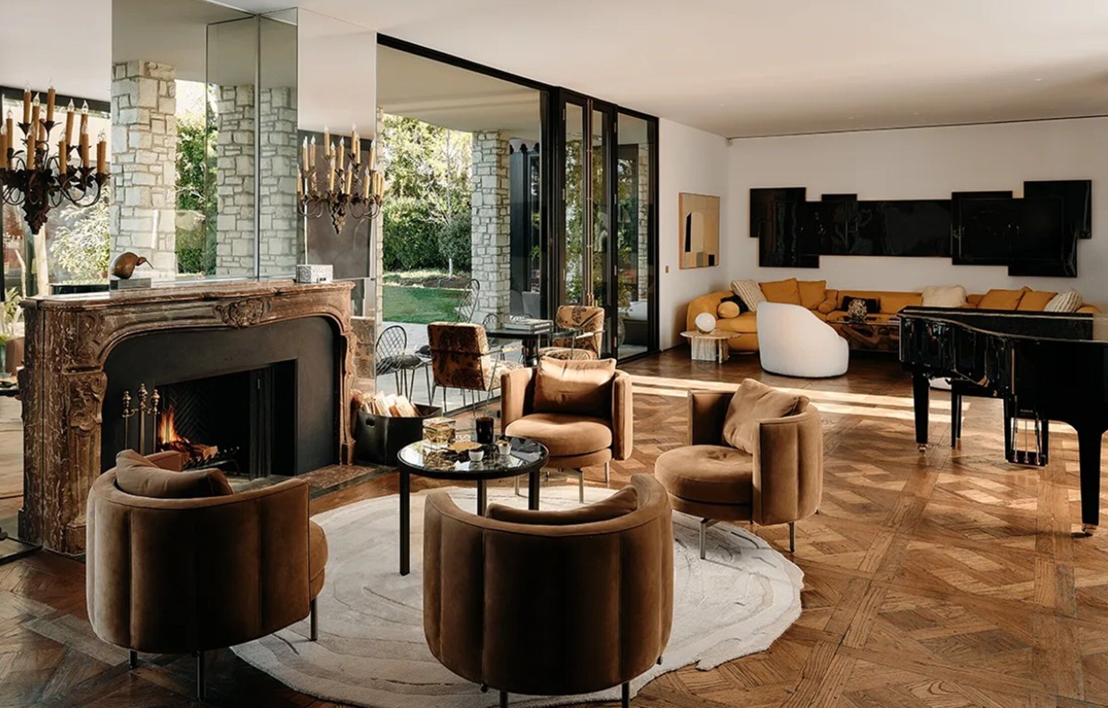 De living in de mansion van Chuck Lorre