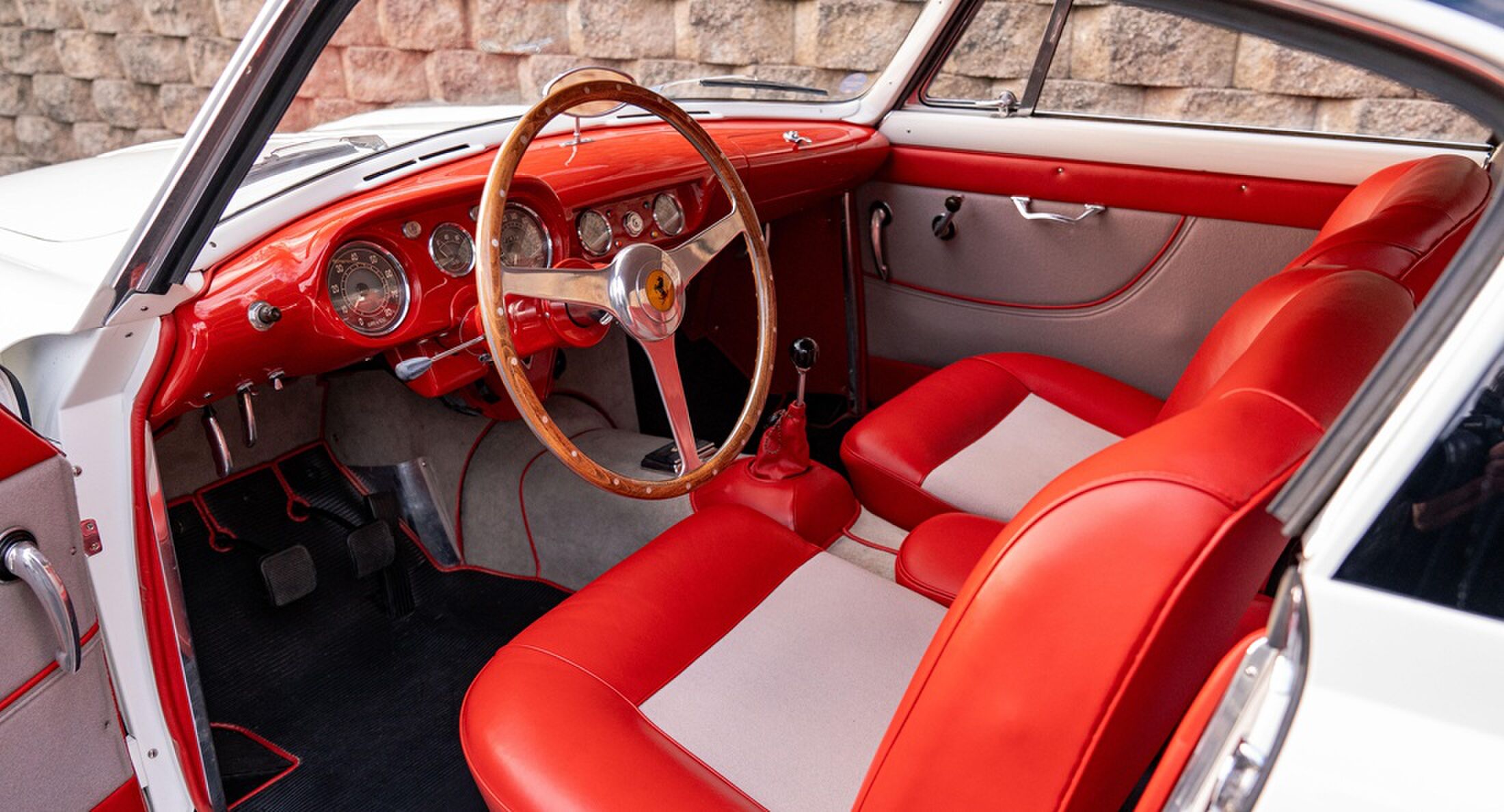 Het luxe interieur van de vintage Ferrari