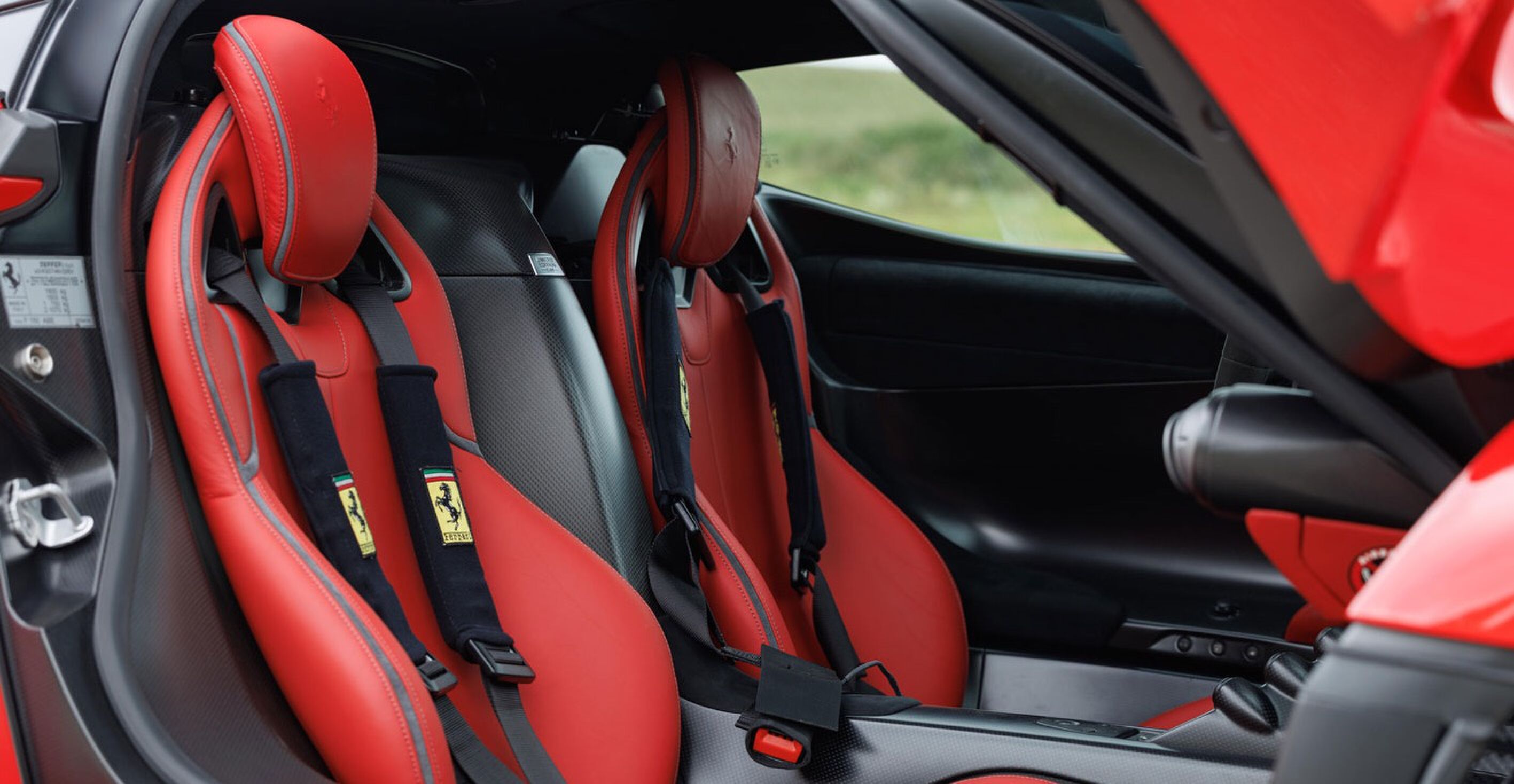 Het interieur van de Ferrari LaFerrari die naar de veiling gaat
