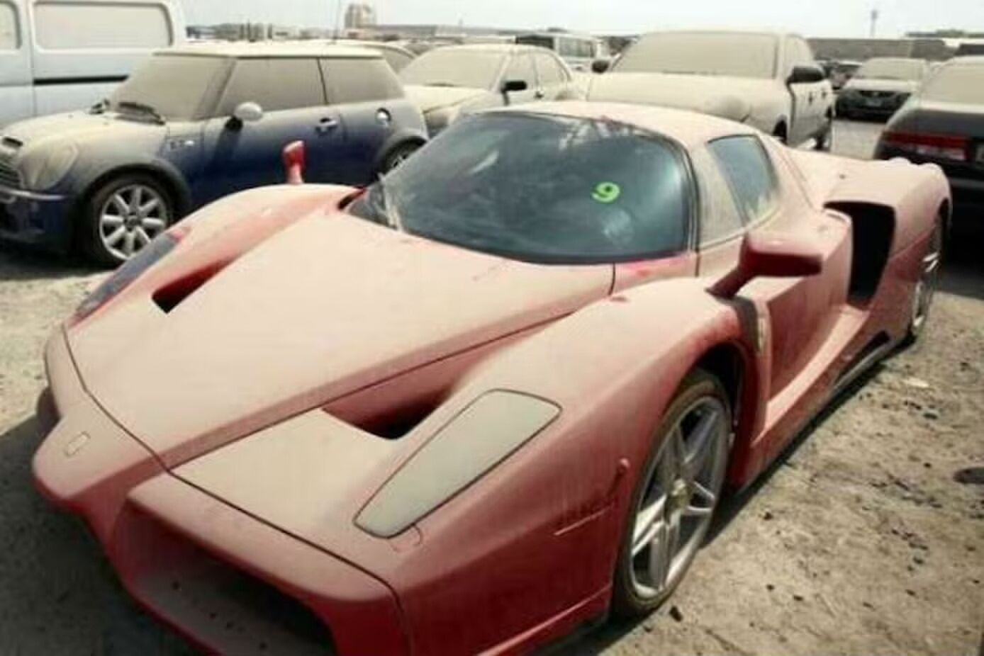 Een verlaten Ferrari in de VAE
