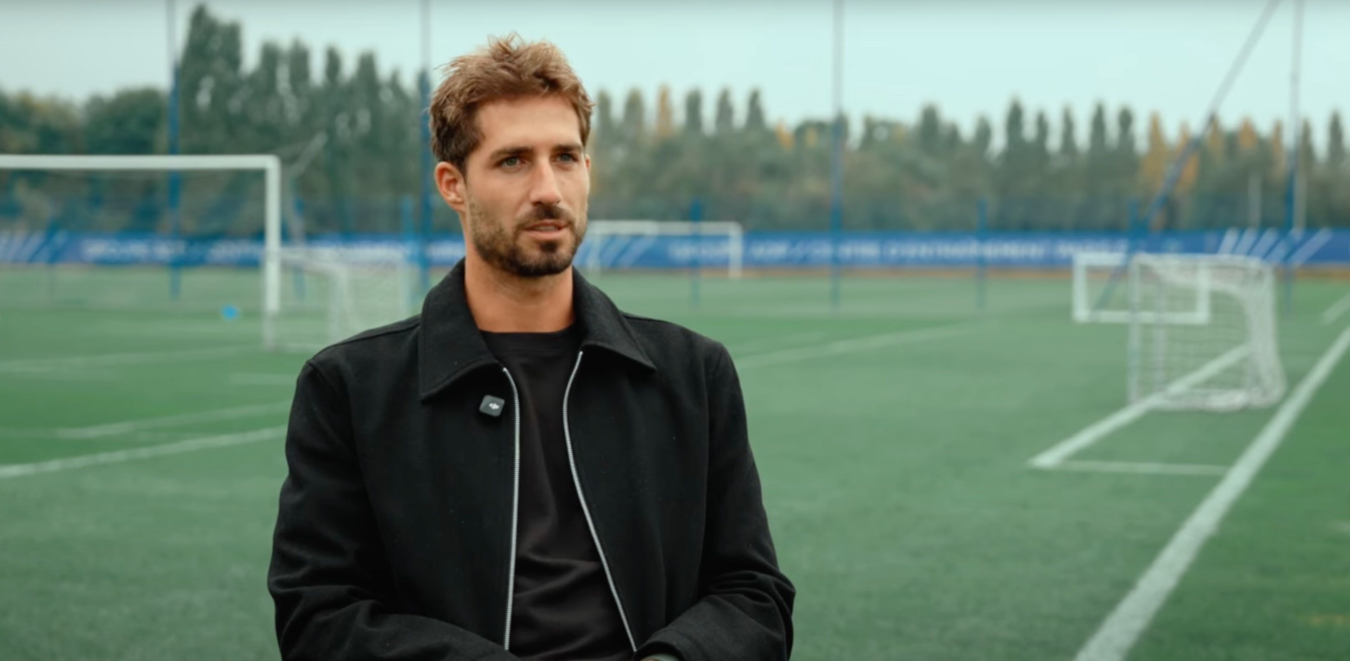 Kevin Trapp tijdens een interview met zijn nieuwe club Paris FC