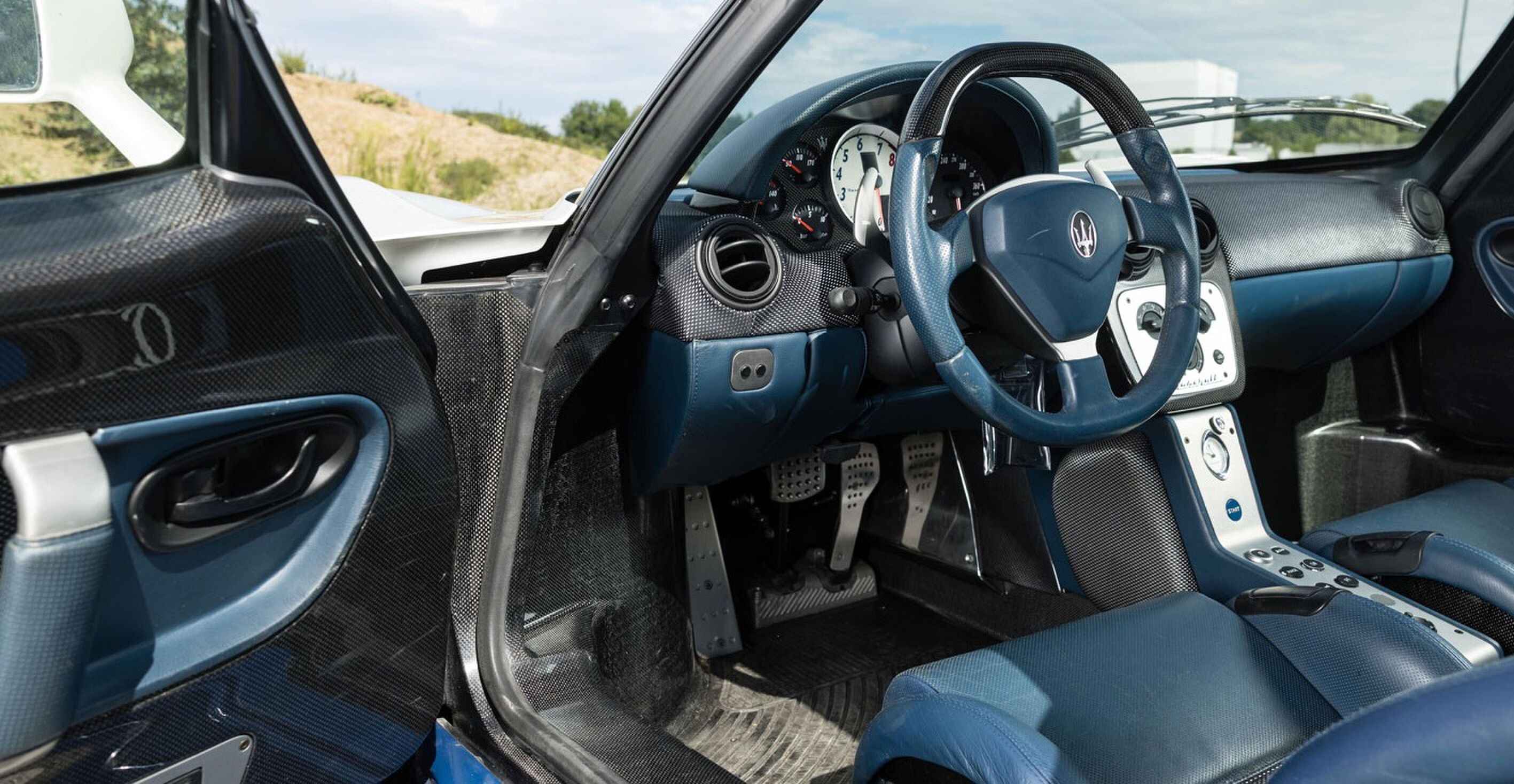 Het interieur van de Maserati MC12 die naar de veiling gaat